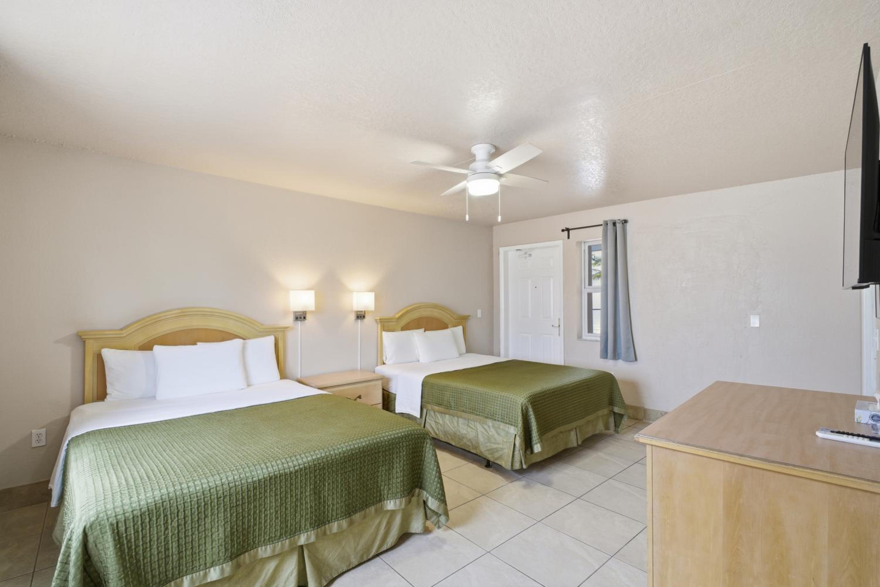 Deluxe Double Room with Side Sea View photo 3