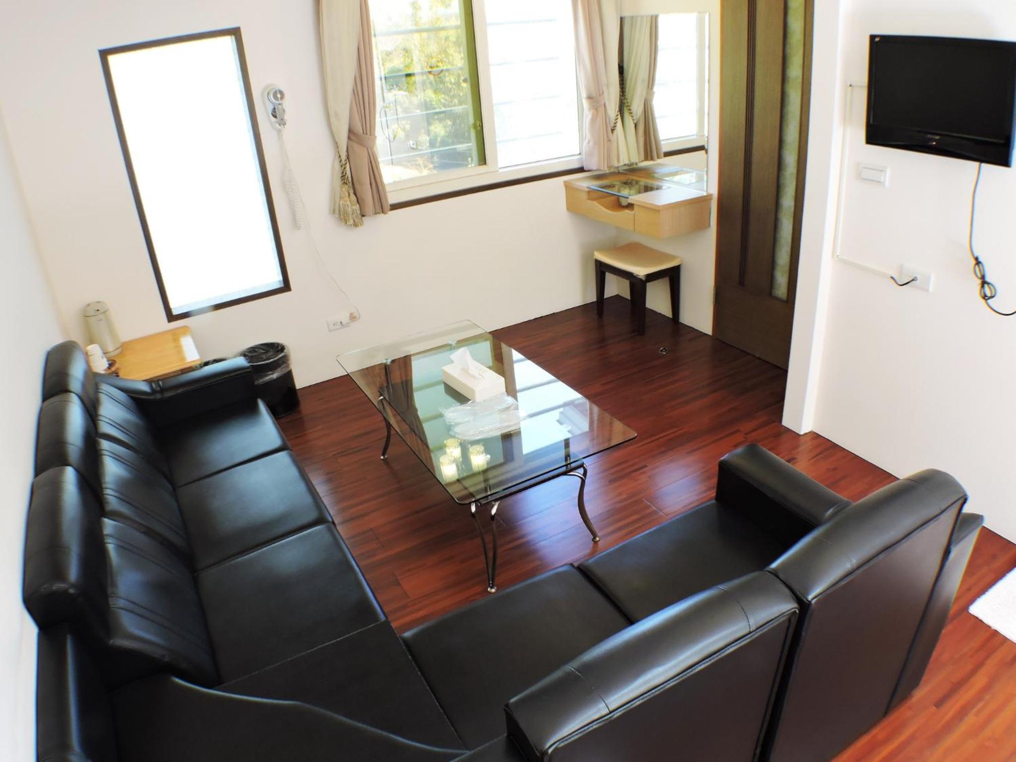 Economy Family Room photo 3