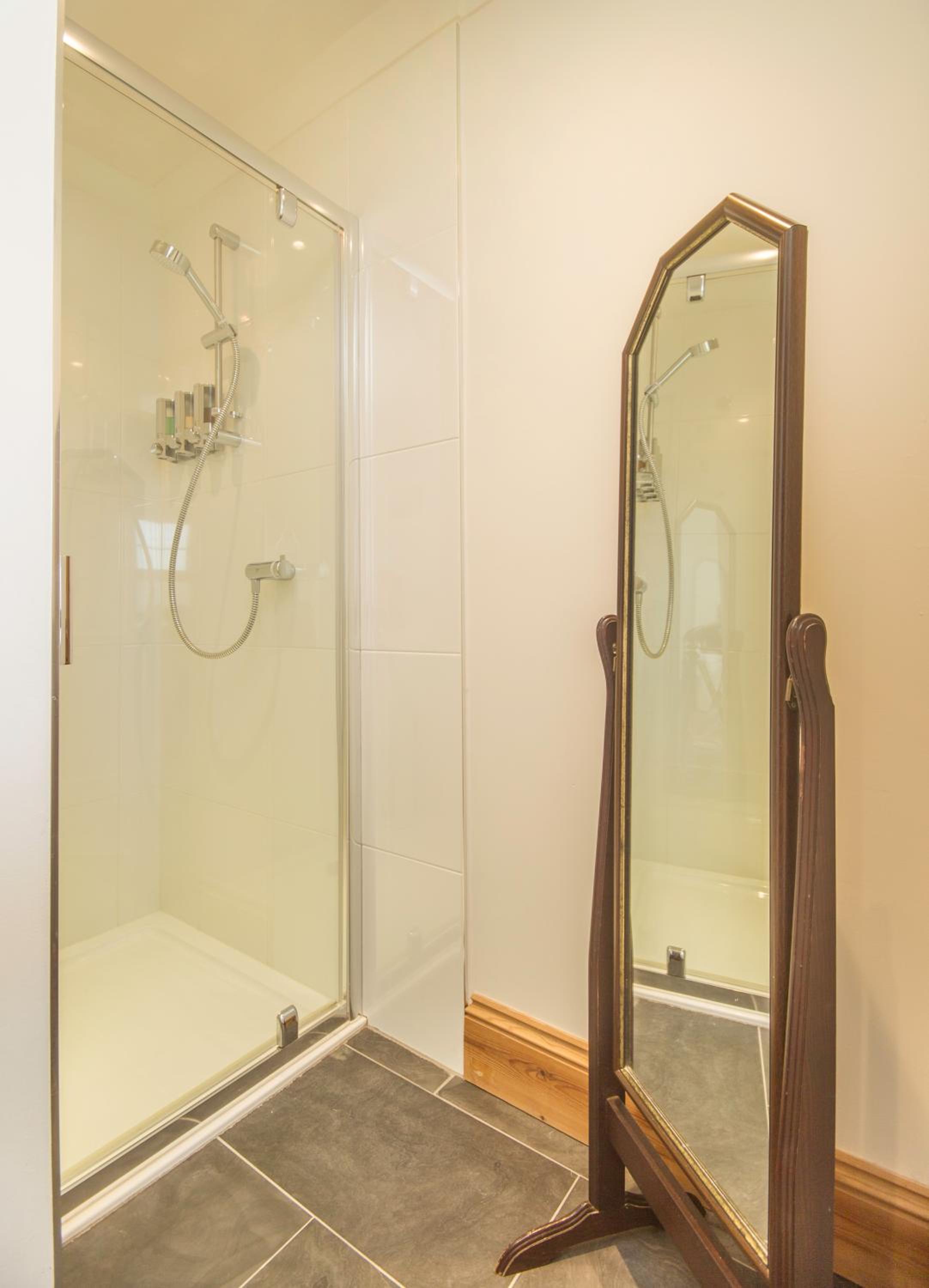 Double or Twin Room with Private Bathroom photo 3