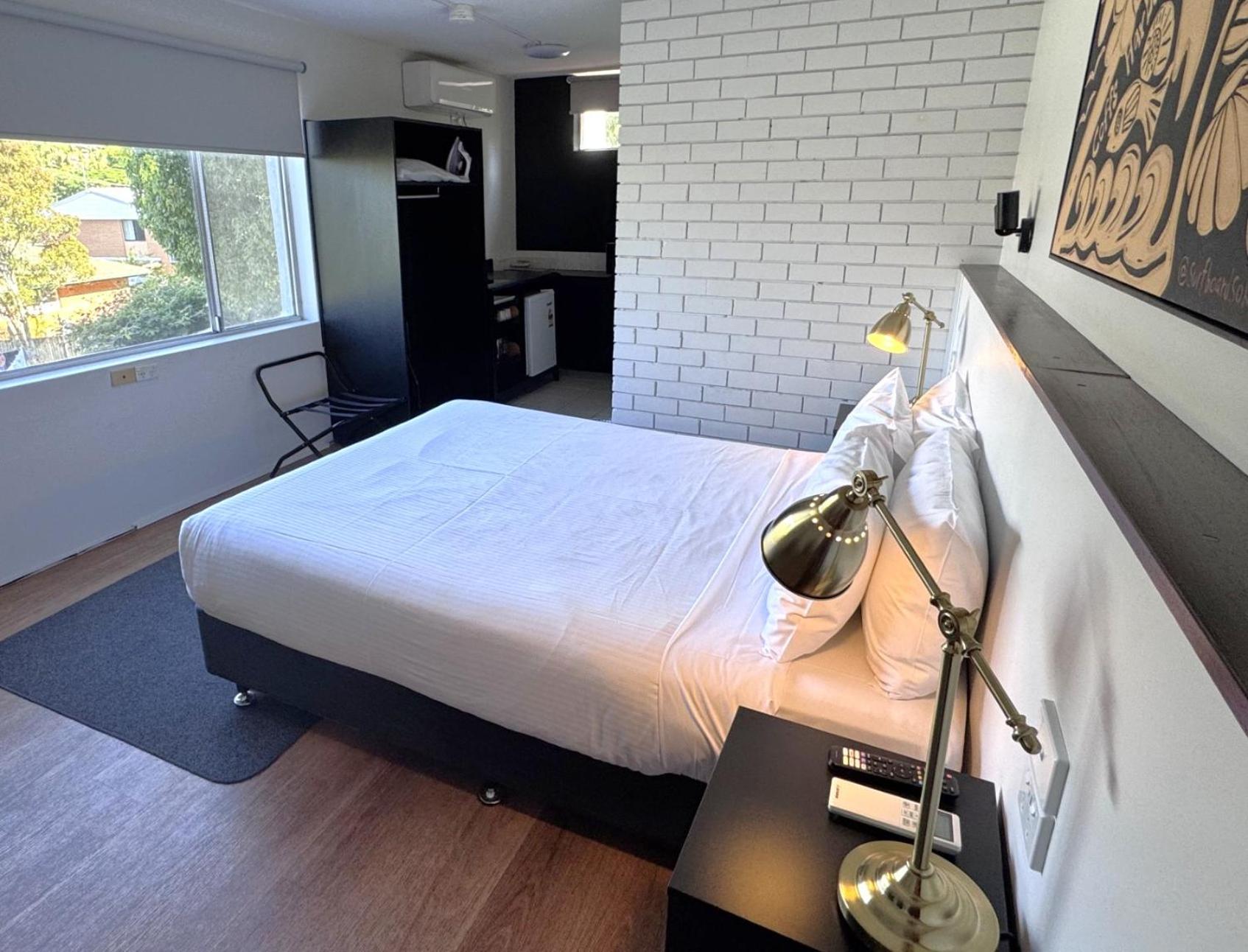 Queen Budget (upstairs only)