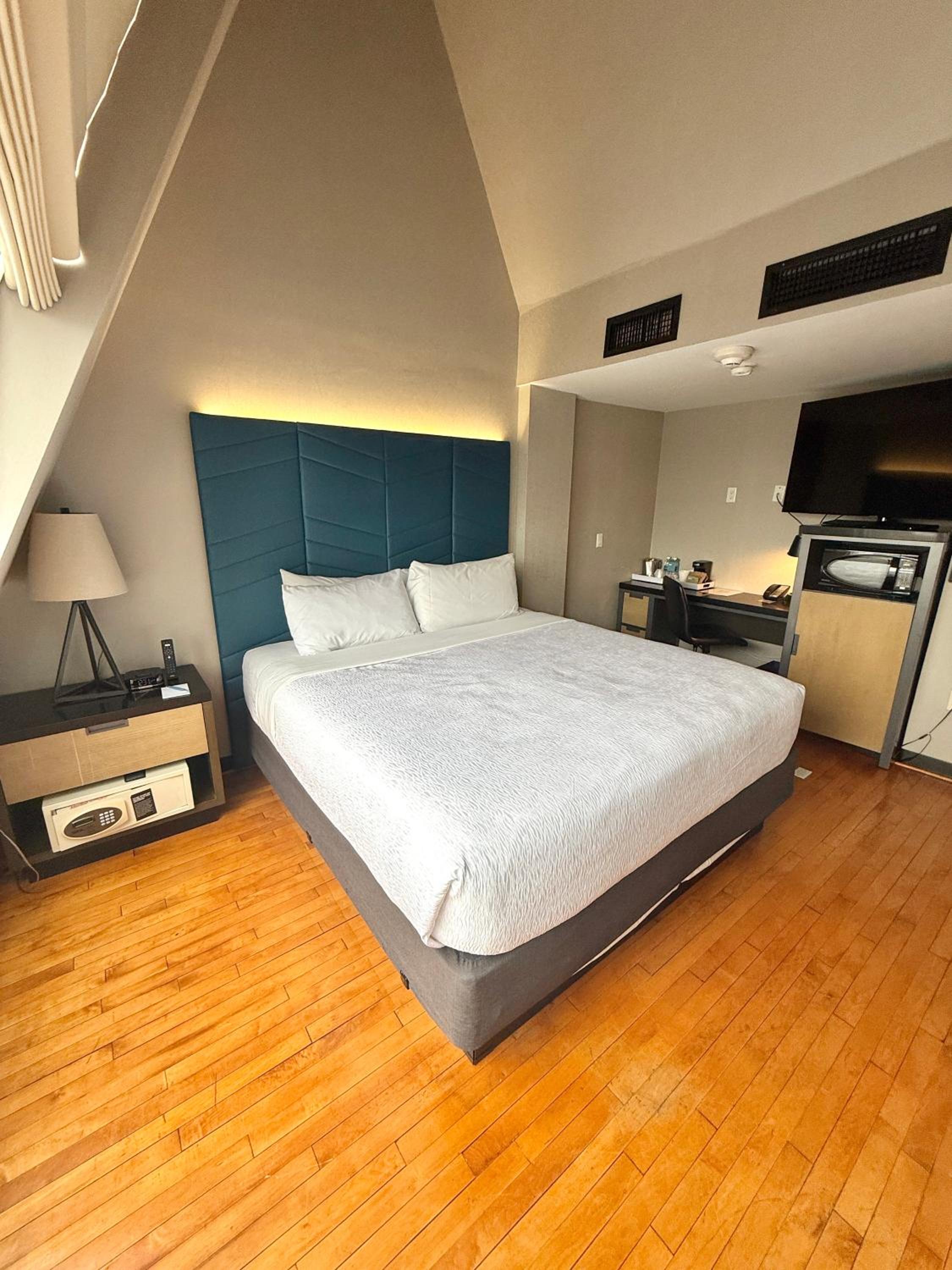 King Suite with Sofa Bed and Skyline View - High Floor
