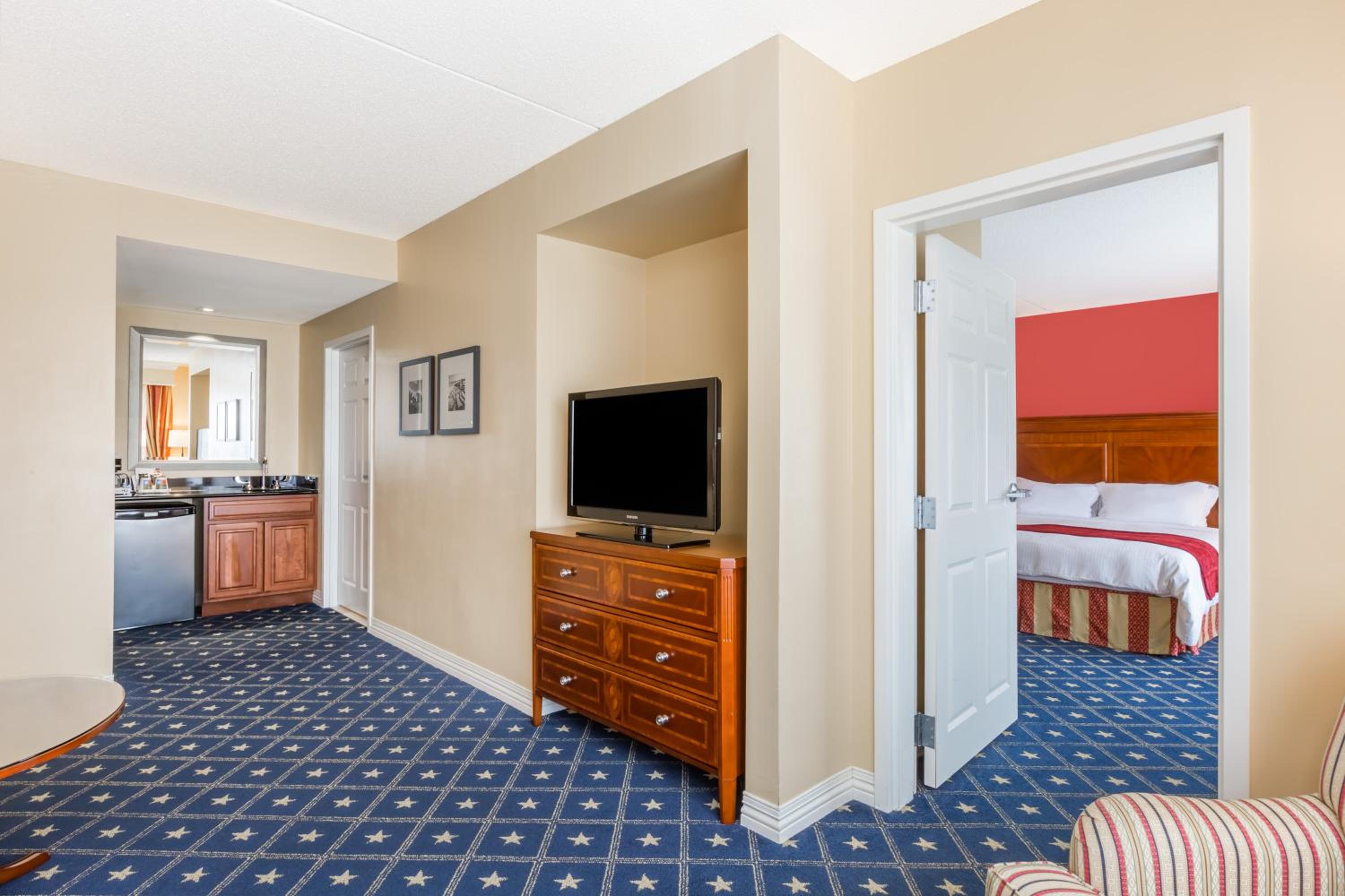 One-Bedroom King Suite - Non-Smoking - Photo 5