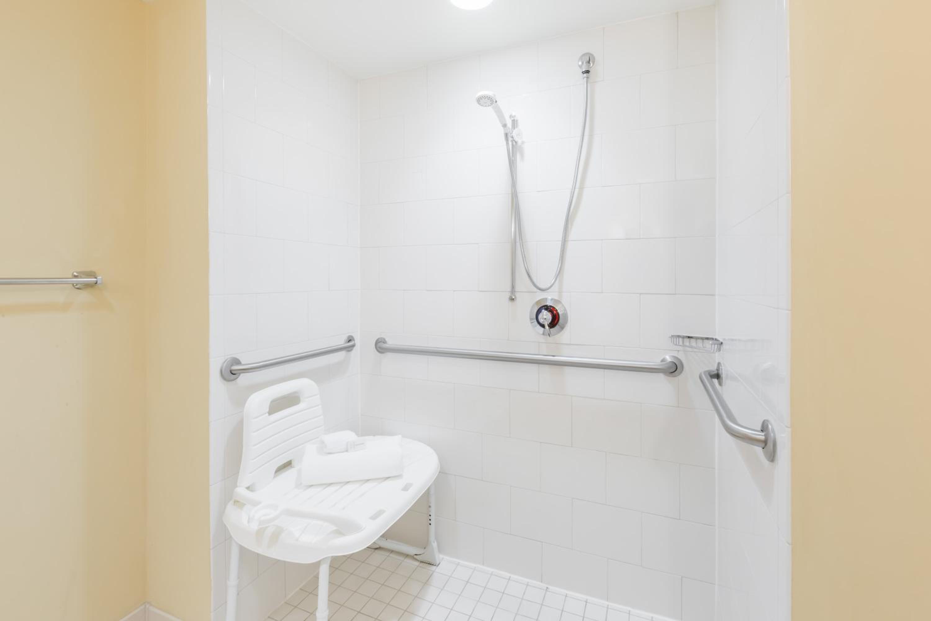 Queen Room with Two Queen Beds - Mobility Access/Non-Smoking - Photo 6