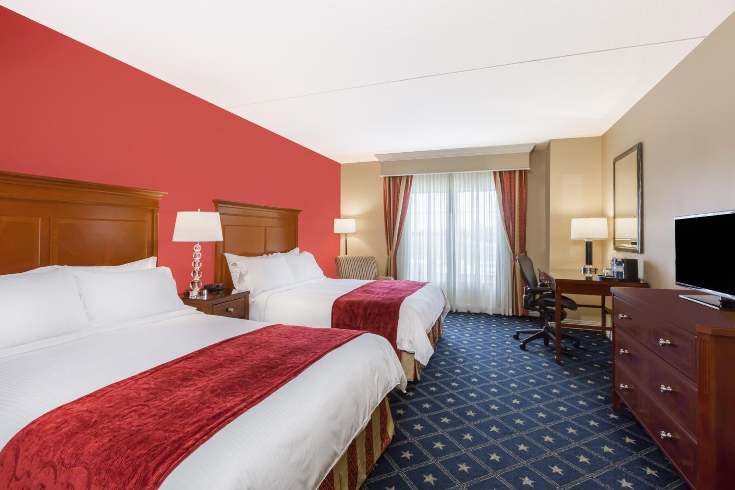 Queen Room with Two Queen Beds - Photo 4