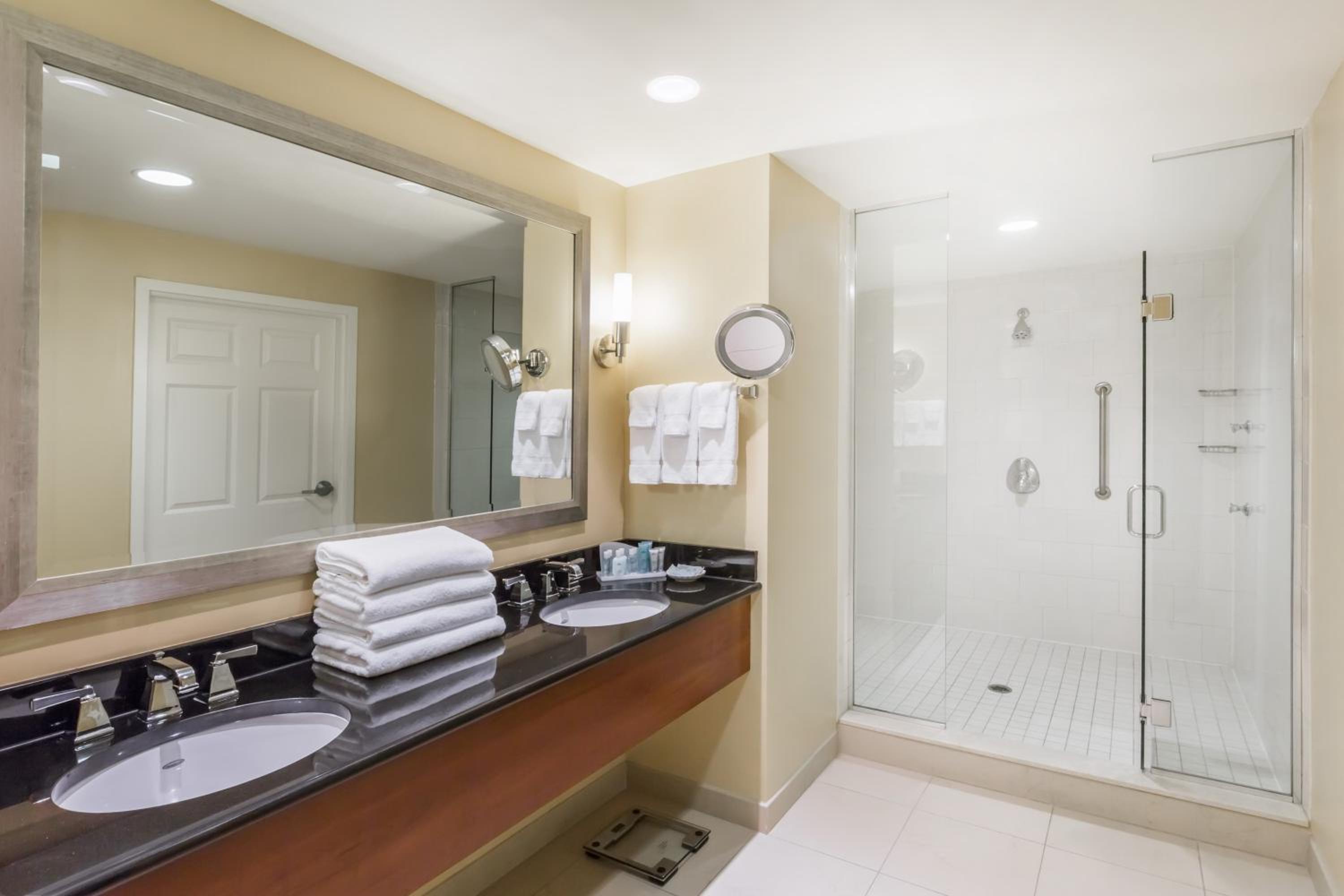 One-Bedroom King Suite - Non-Smoking - Photo 6