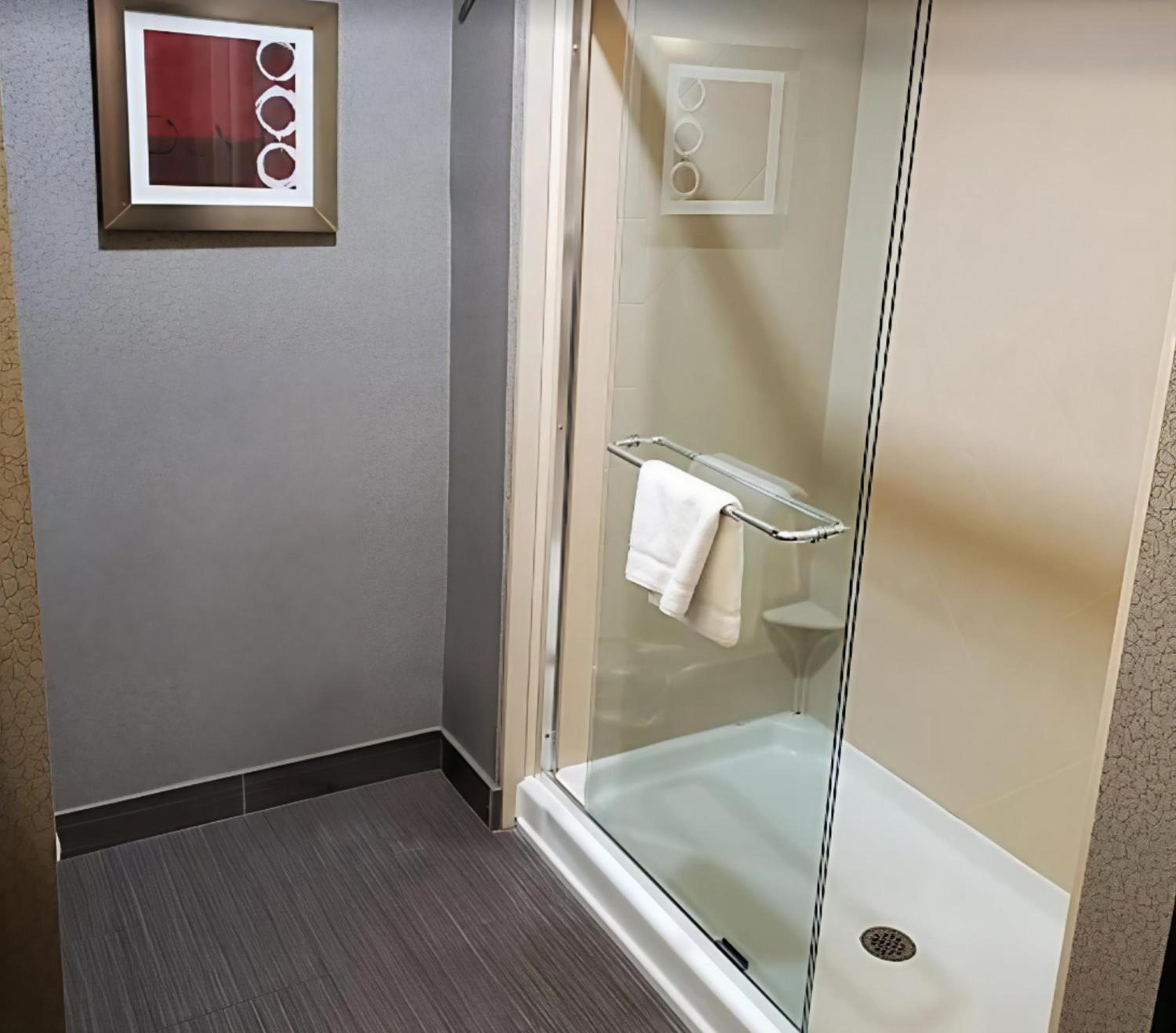 Queen Room with Two Queen Beds - Hearing Access/Non-Smoking photo 2