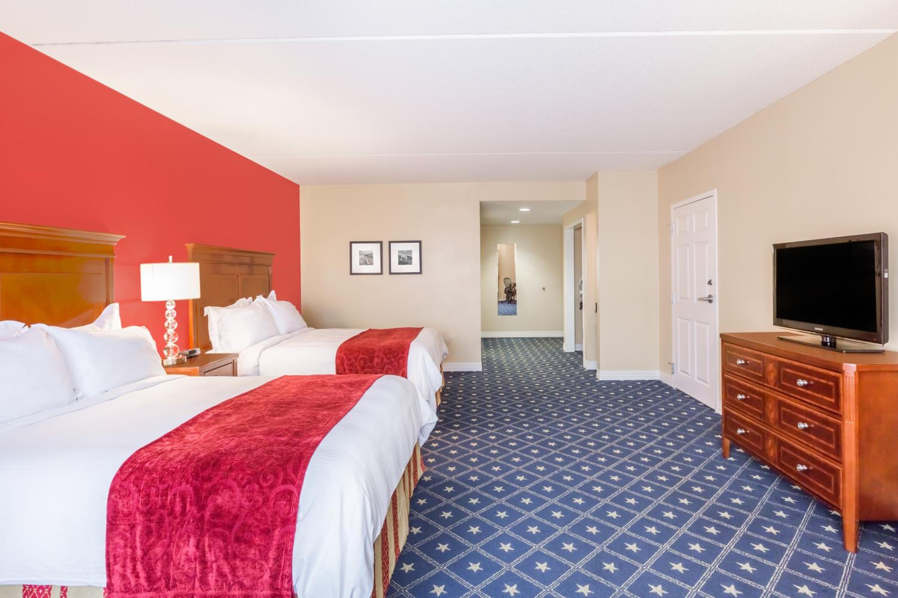 Queen Room with Two Queen Beds - Photo 7