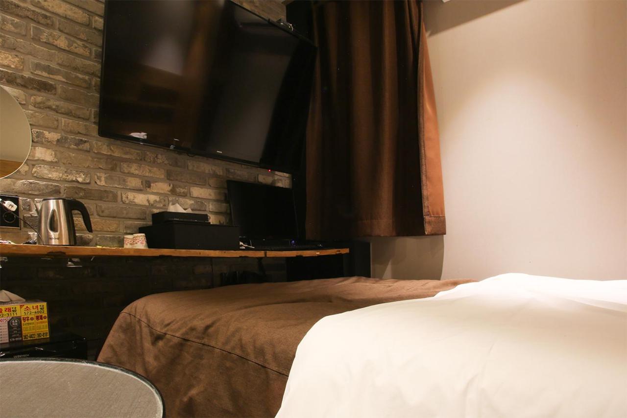 Gold Mini Room (no parking) - Photo 2