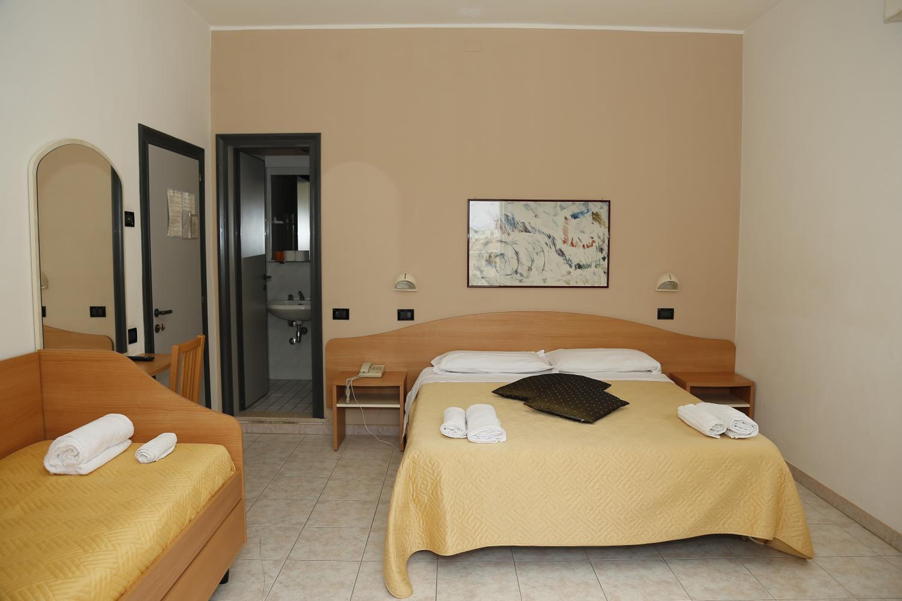 Standard Triple Room - Photo 5