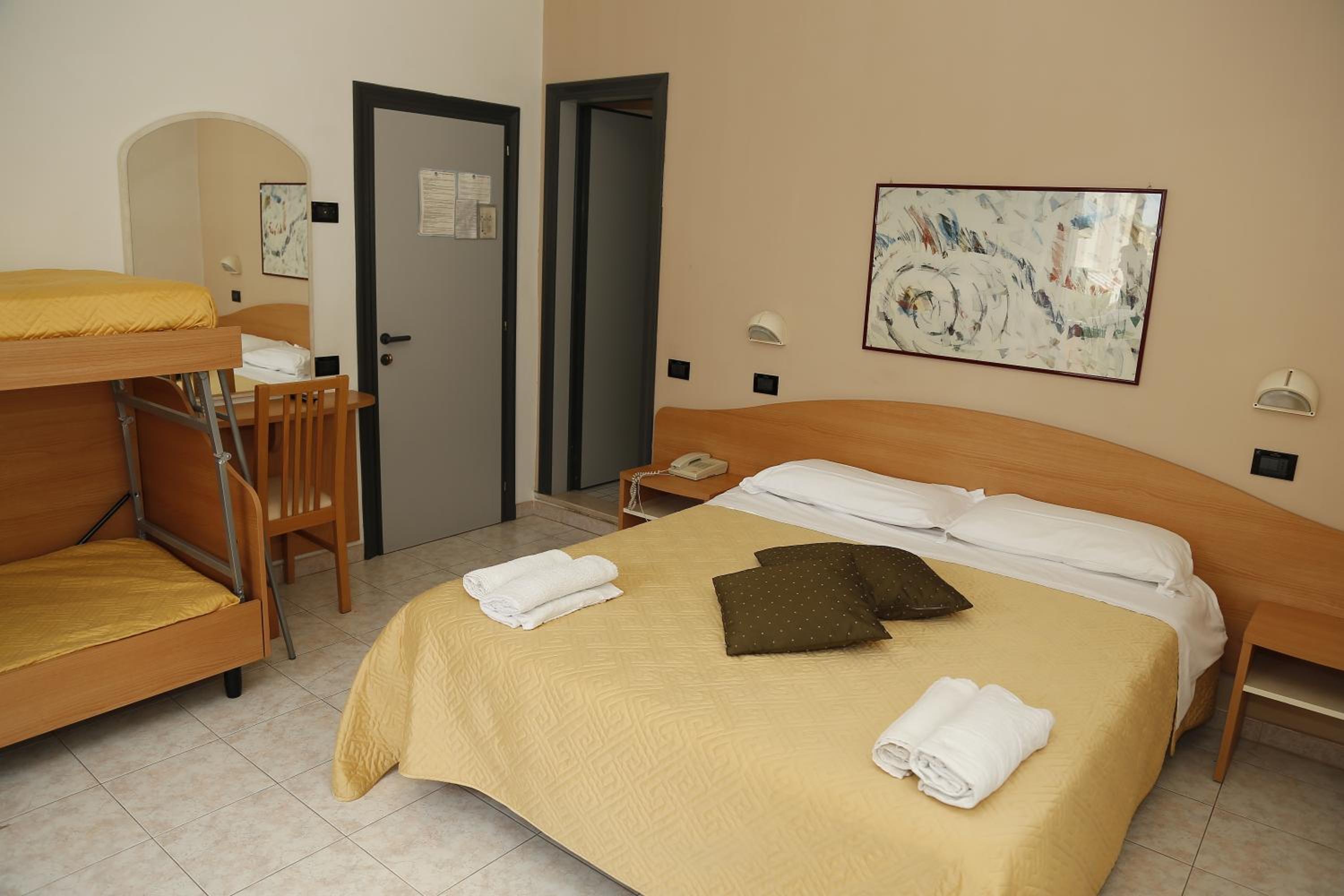 Standard Quadruple Room - Photo 1
