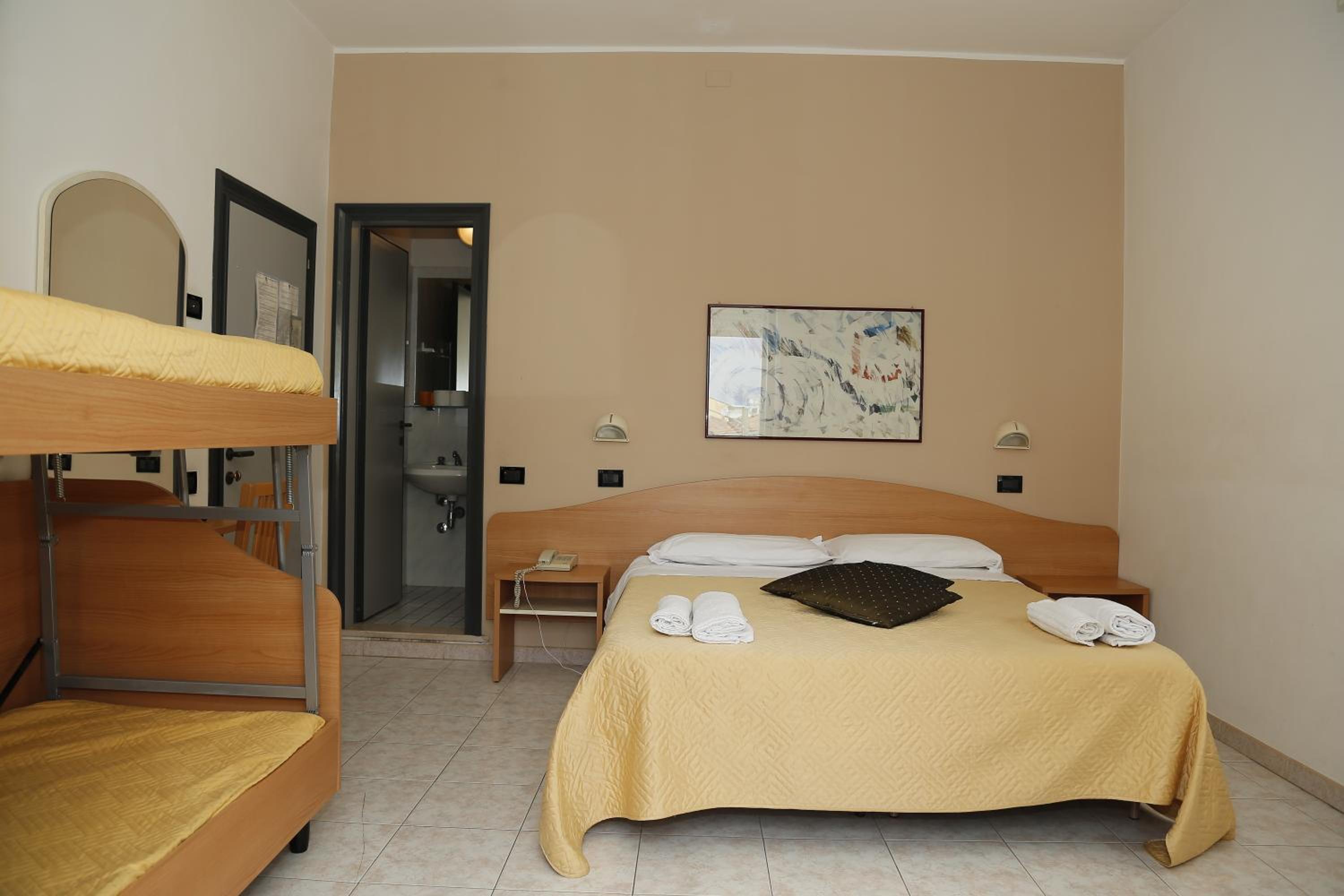 Standard Quadruple Room - Photo 4
