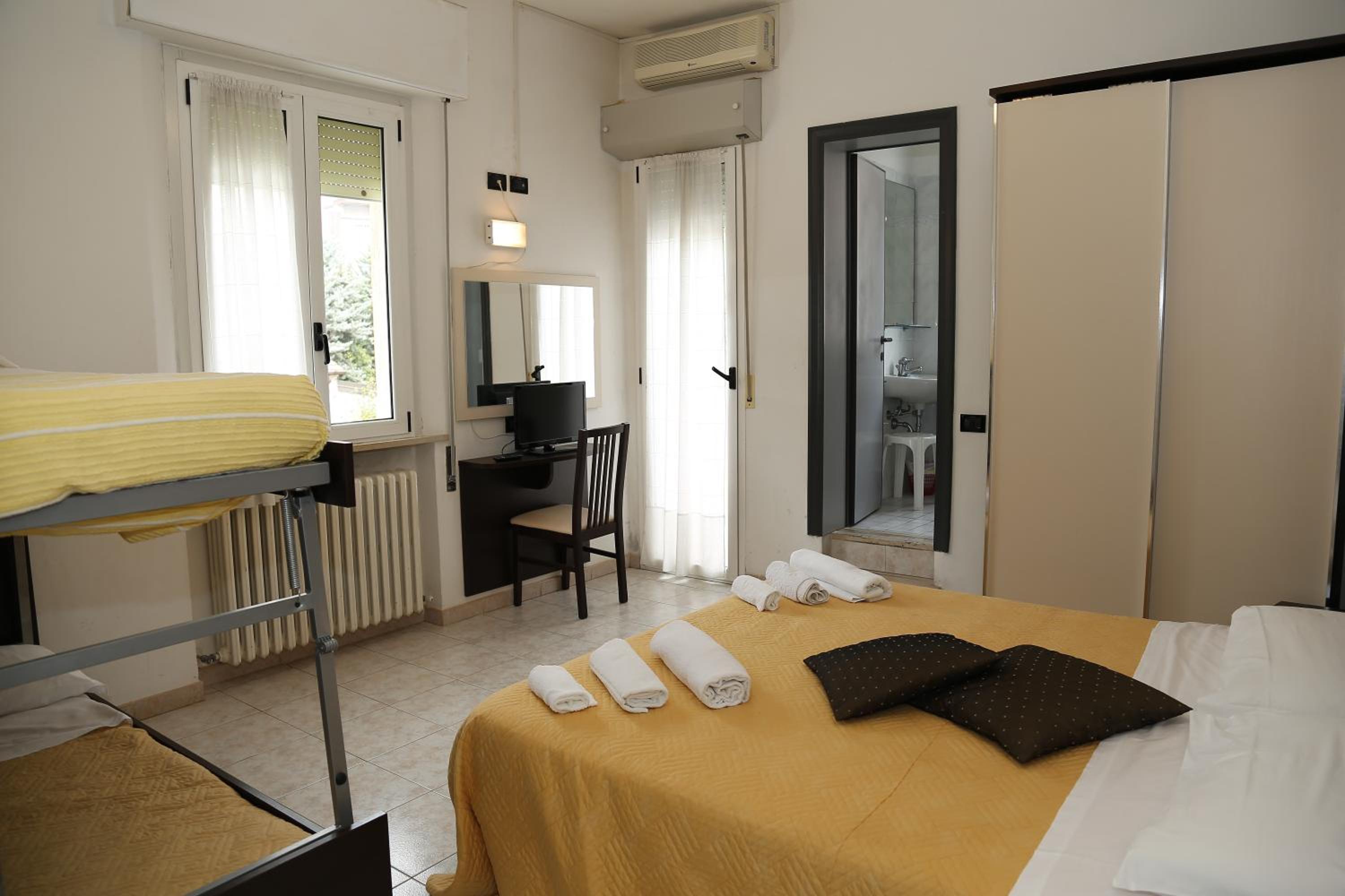 Standard Quadruple Room - Photo 3