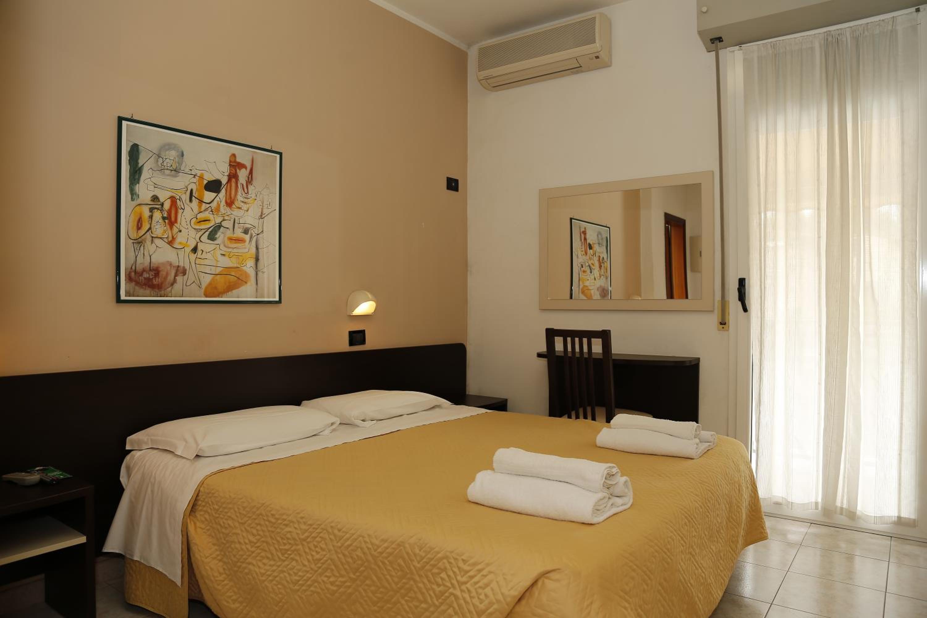 Standard Double or Twin Room - Photo 3