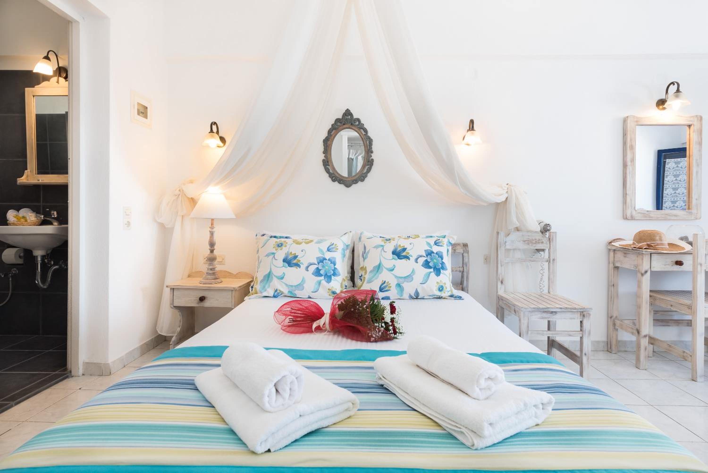 Deluxe Room with Sea View - Photo 9