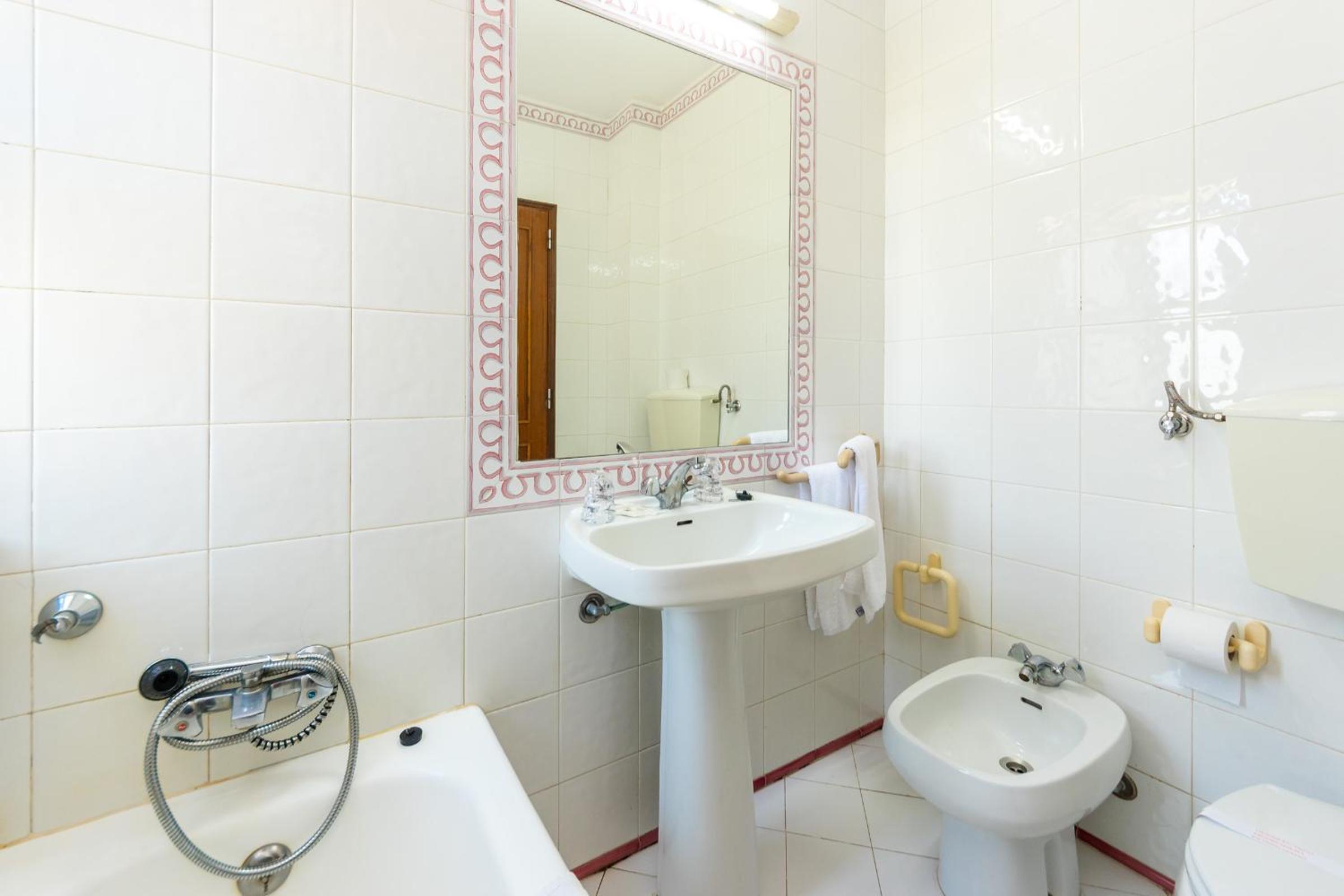 Twin Room - Photo 6