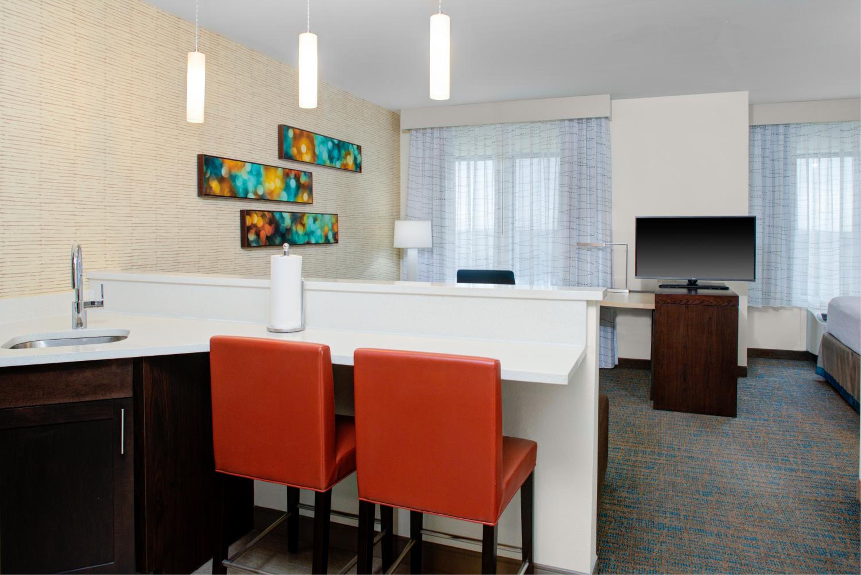 One-Bedroom Queen Suite with Sofa Bed - Mobility/Hearing Accessible with Tub