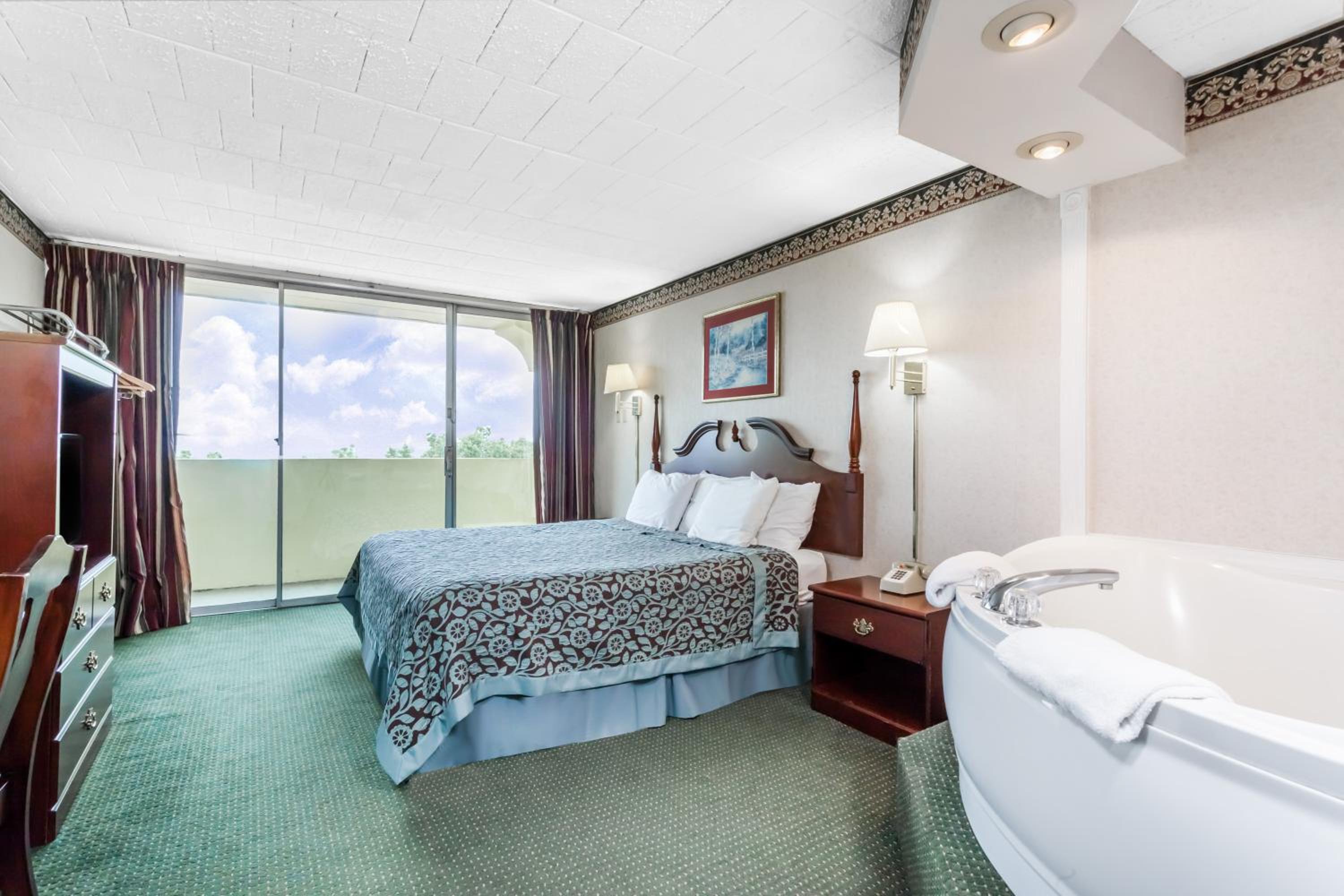 King Deluxe Suite with Mountain View - Non-Smoking - Photo 3