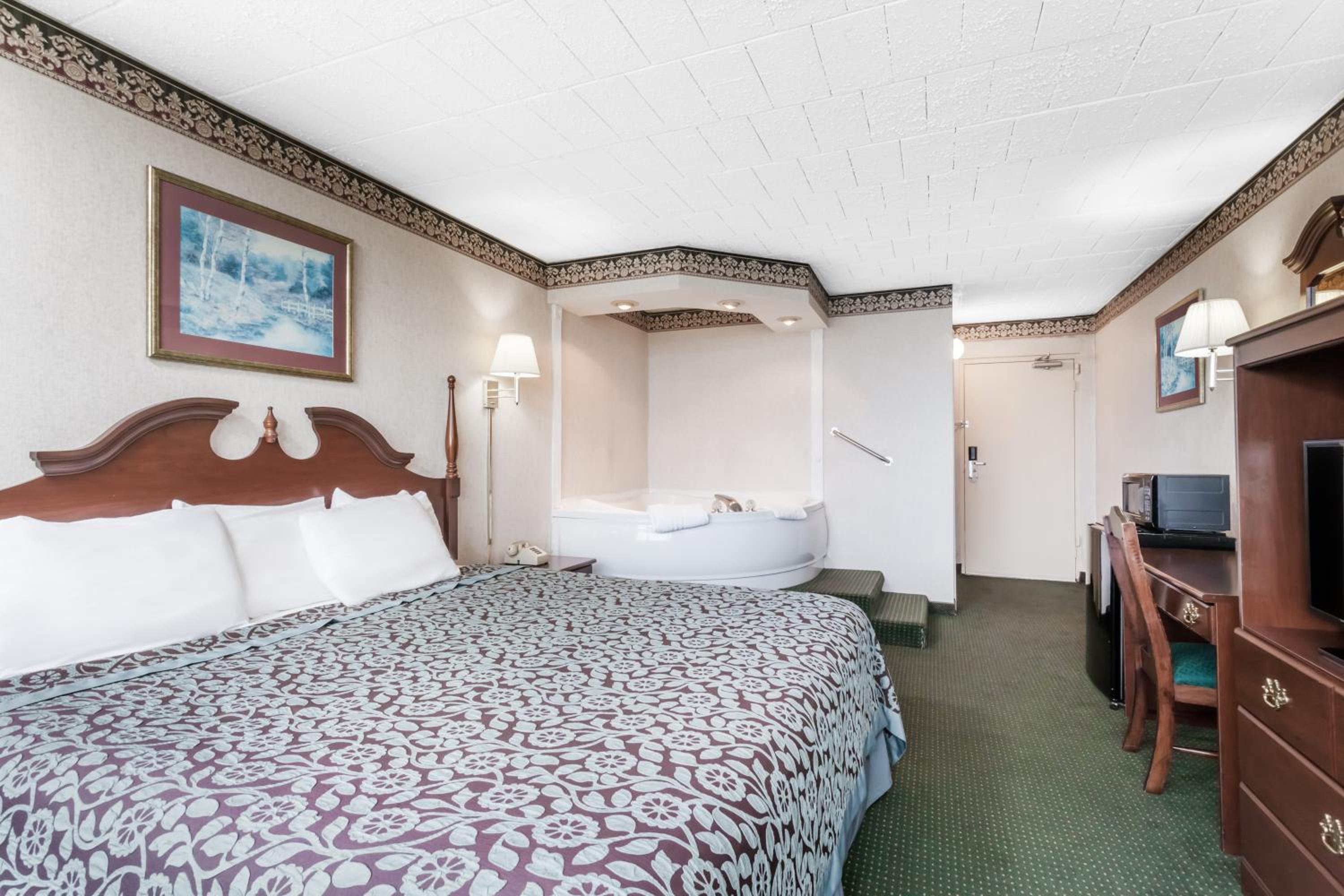 King Deluxe Suite with Mountain View - Non-Smoking - Photo 1