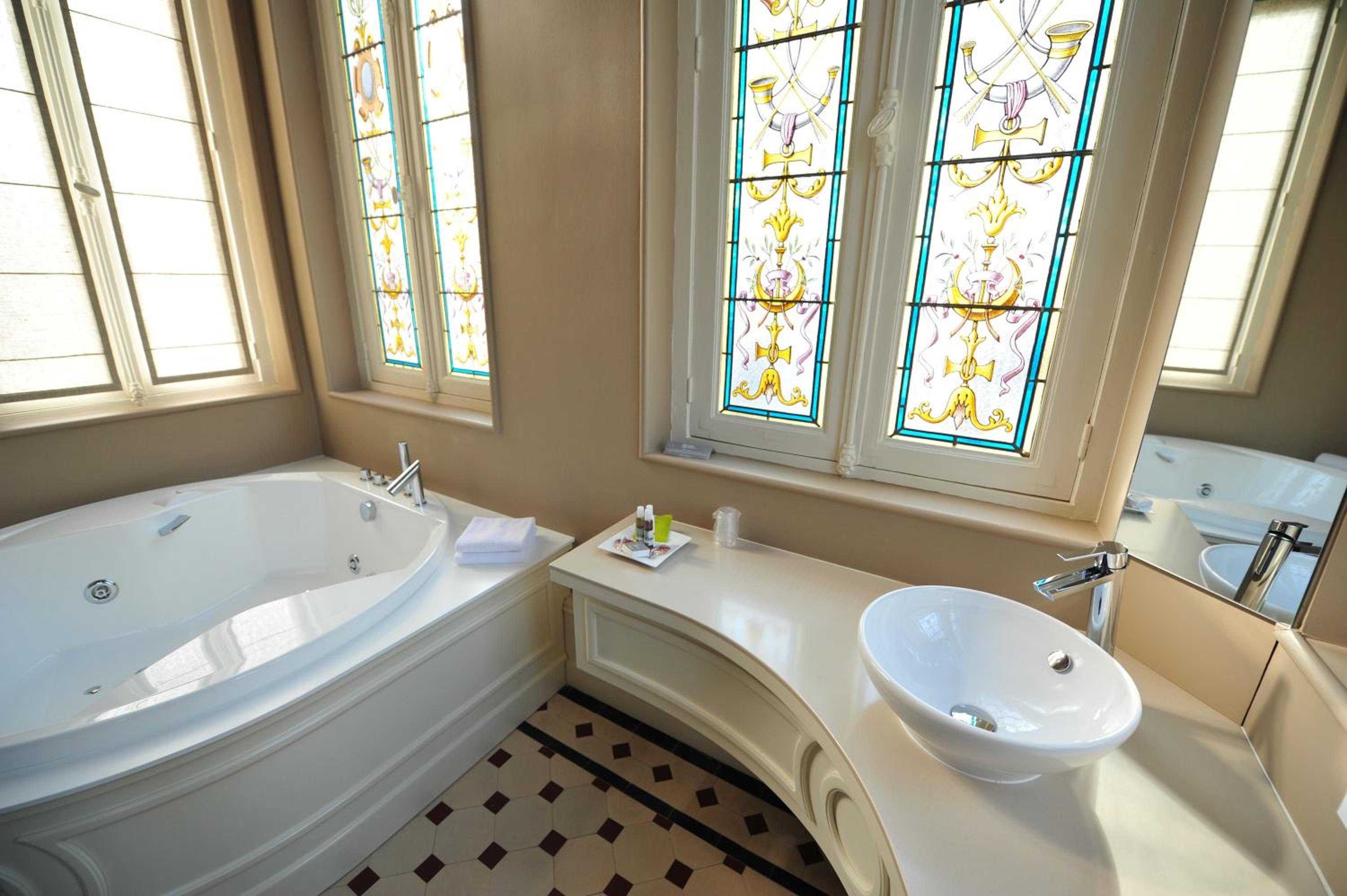 Double Suite with Spa Bath - Photo 8