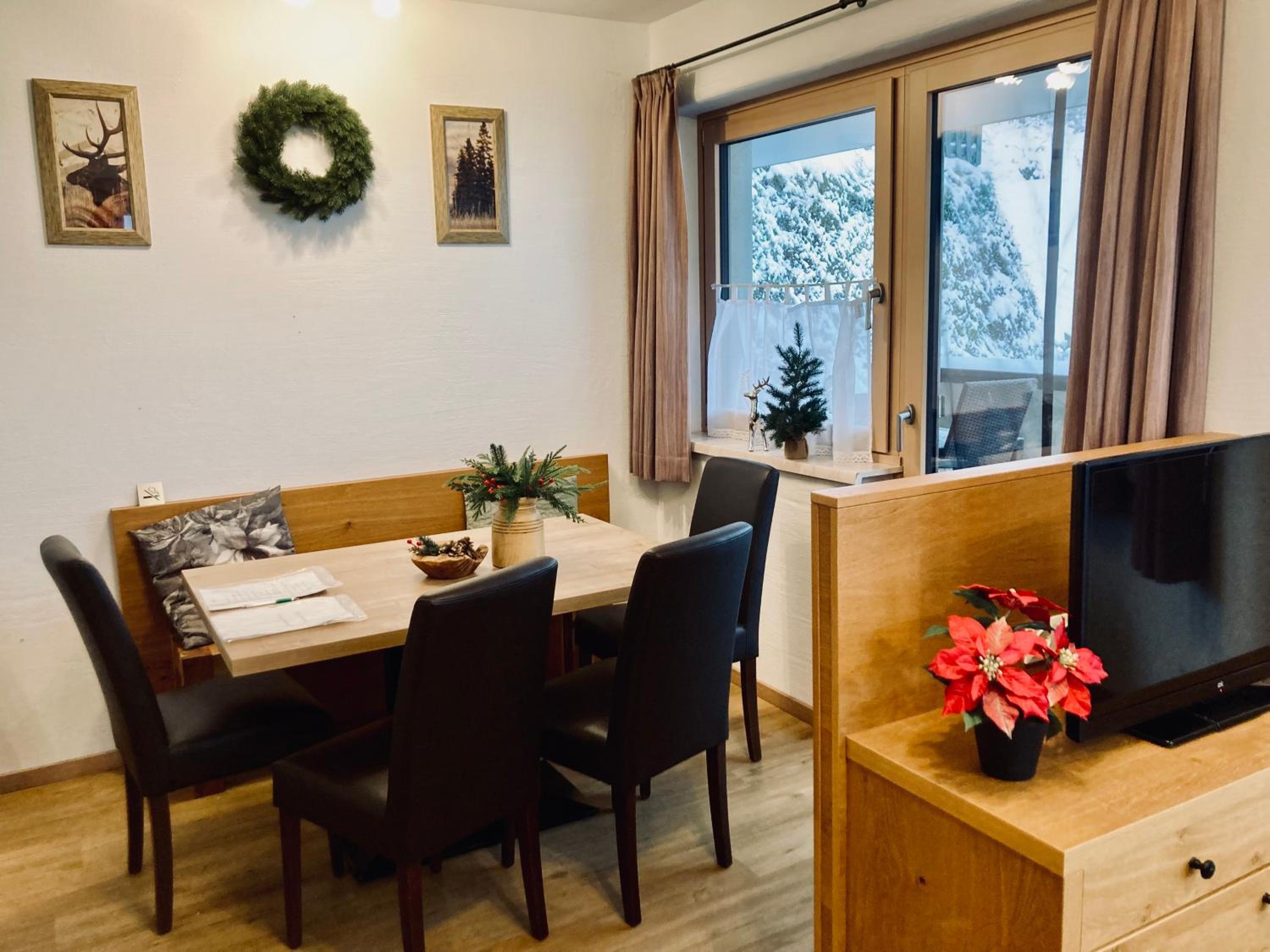 Two-Bedroom Apartment with Mountain View photo 2