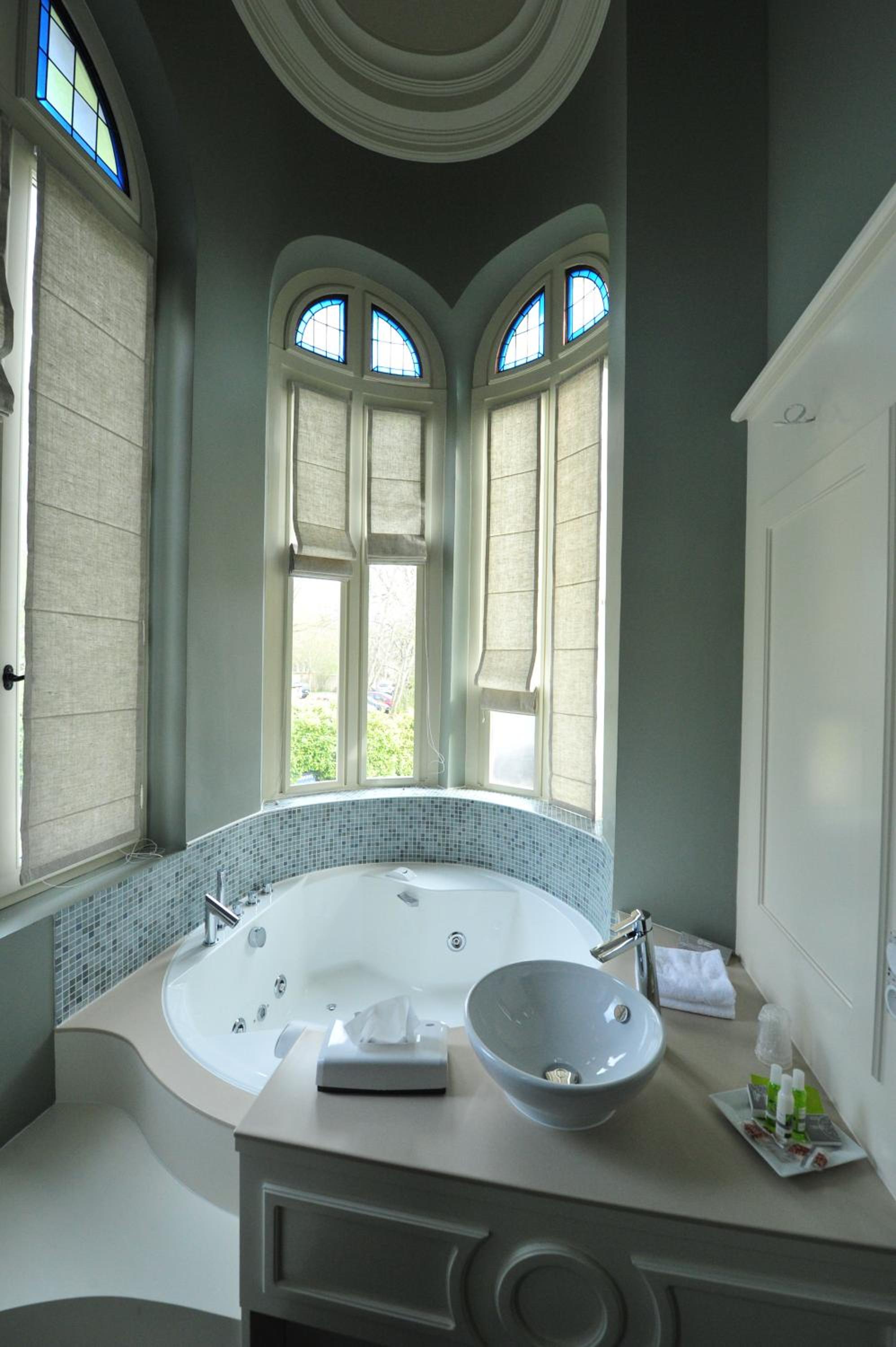 Double Suite with Spa Bath - Photo 9