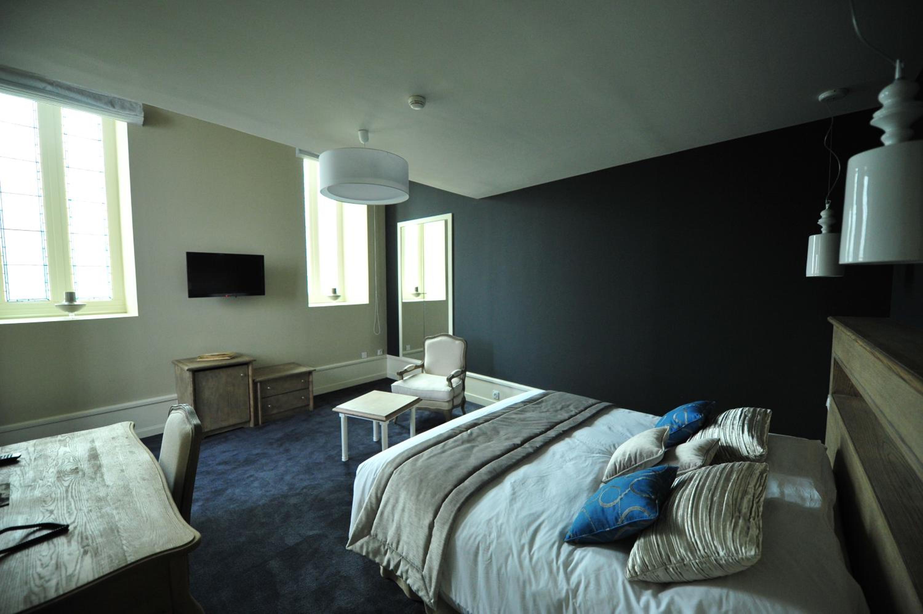 Double Suite with Spa Bath - Photo 7