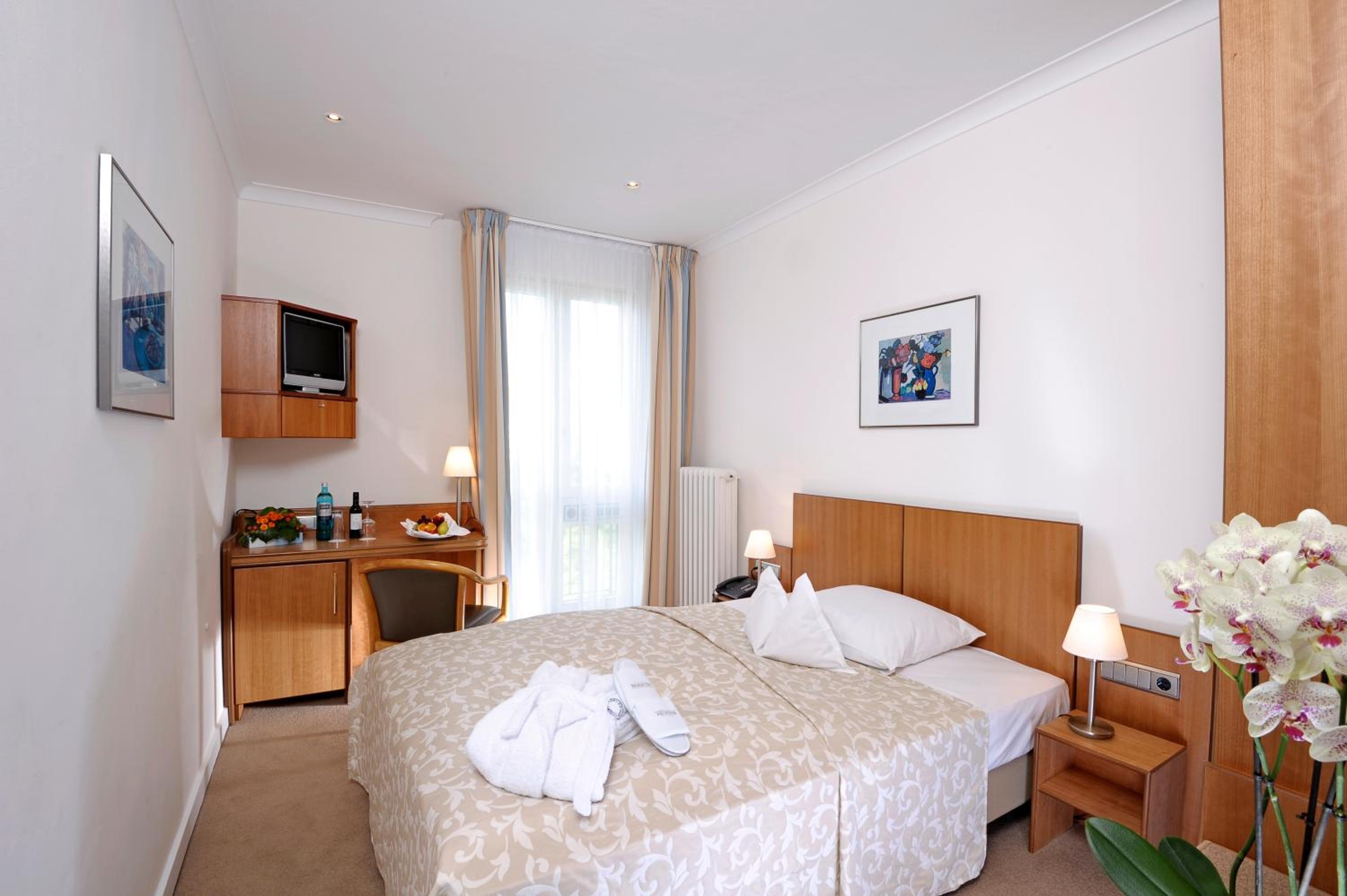 Small Double Room - Photo 3