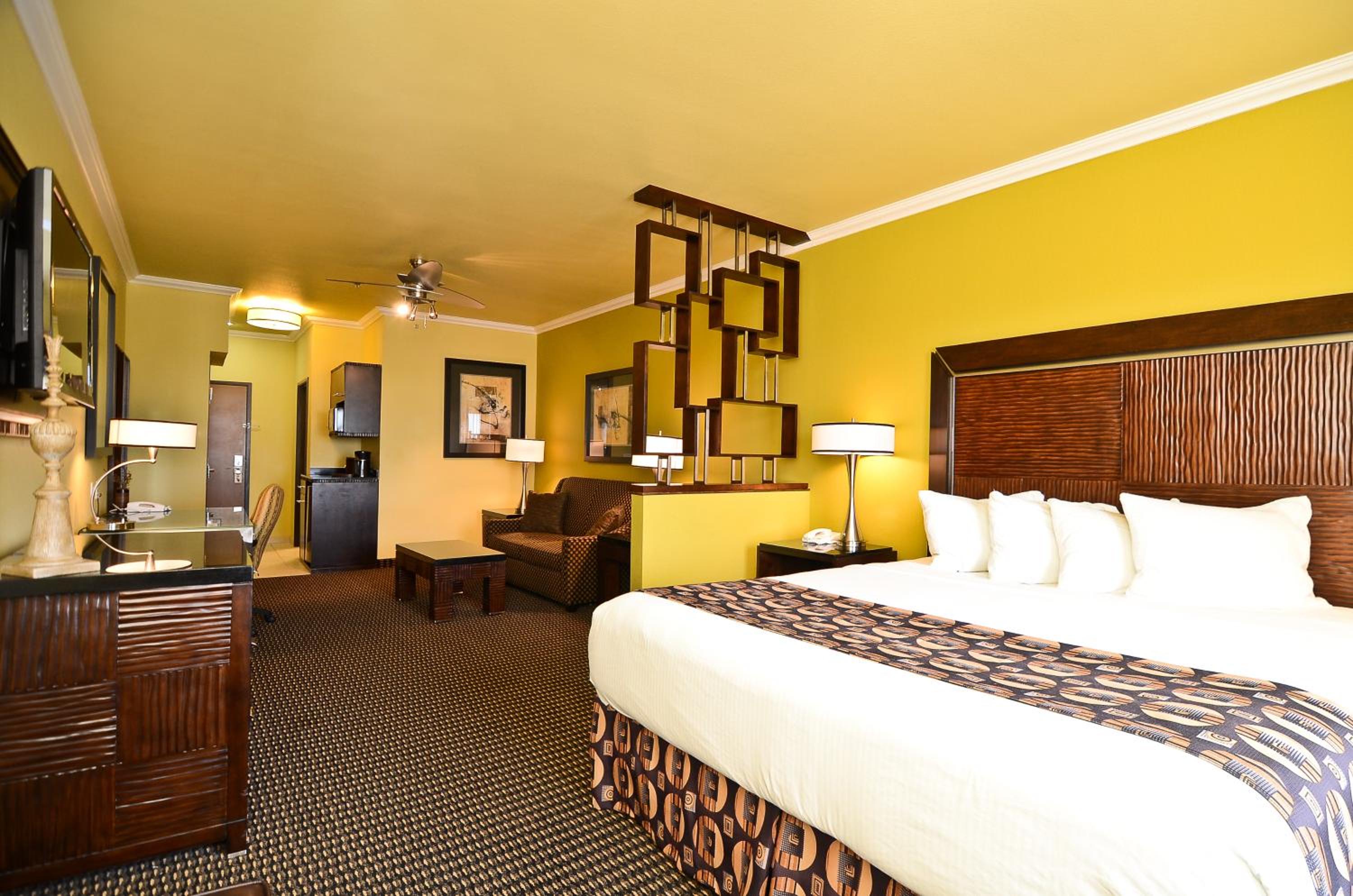 King Suite with Sofa Bed - Non-Smoking - Photo 1