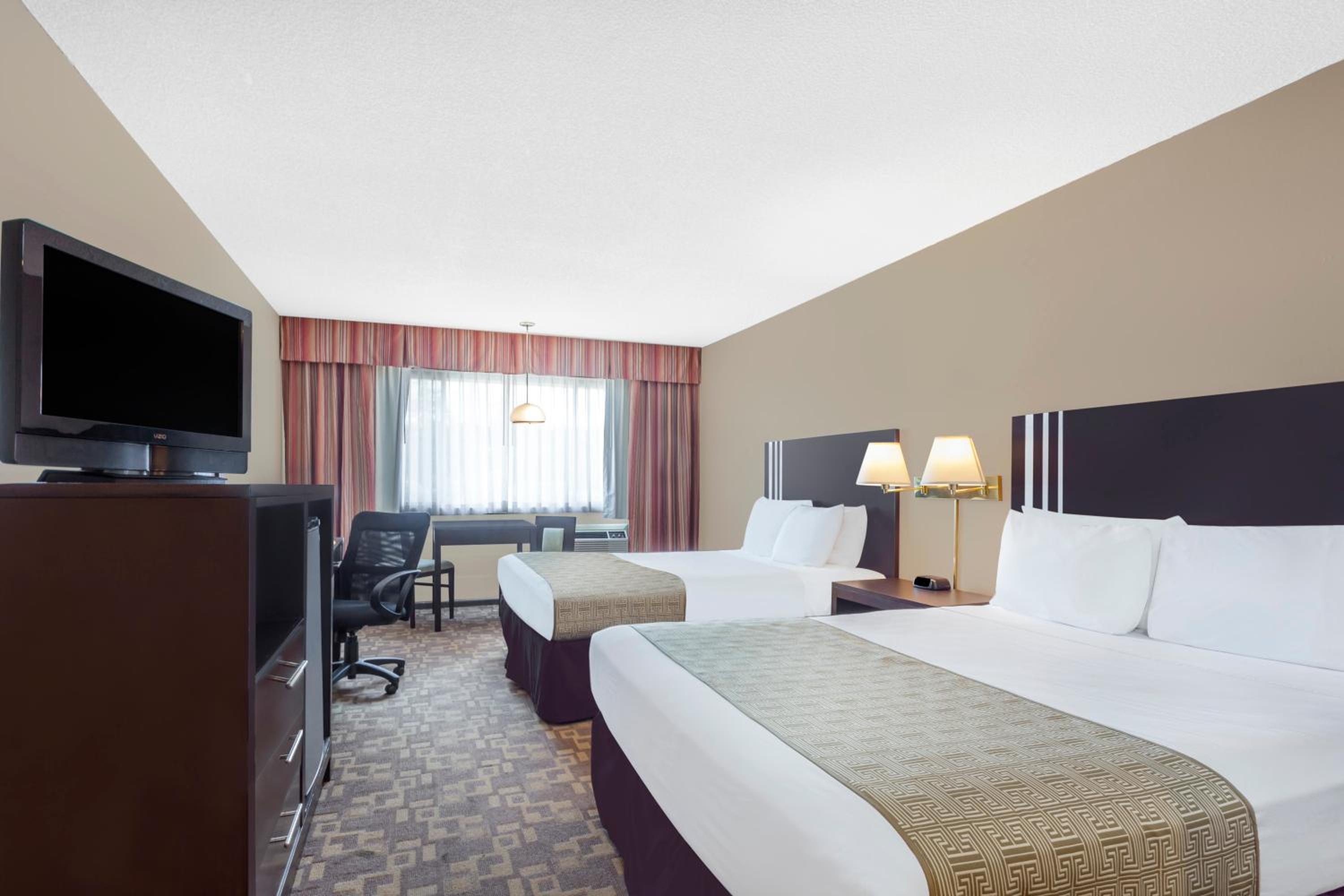 Queen Room with Two Queen Beds - Non-Smoking photo 1