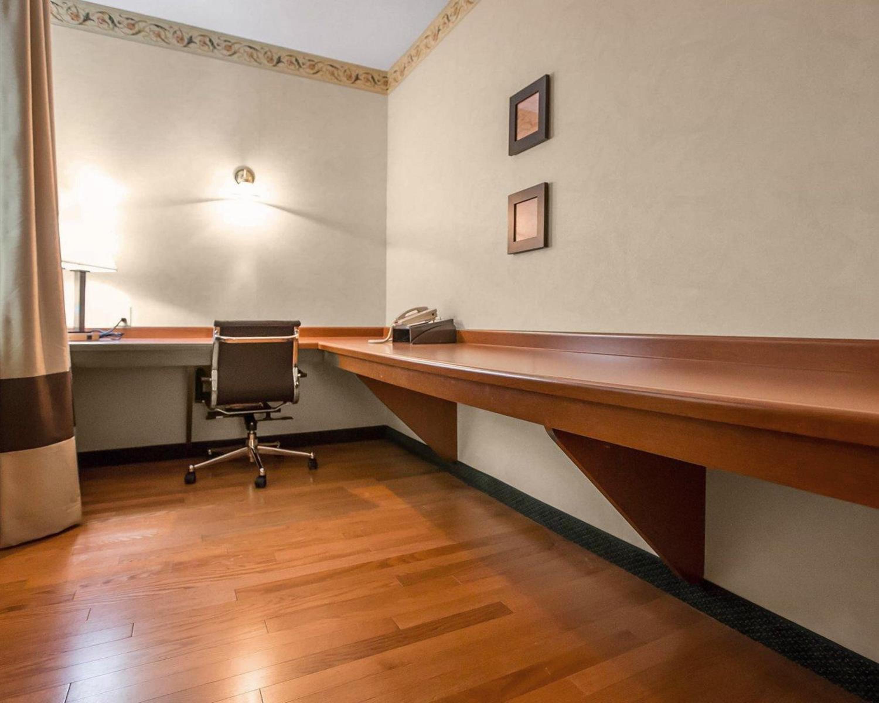 King Room - Non-Smoking - Photo 4