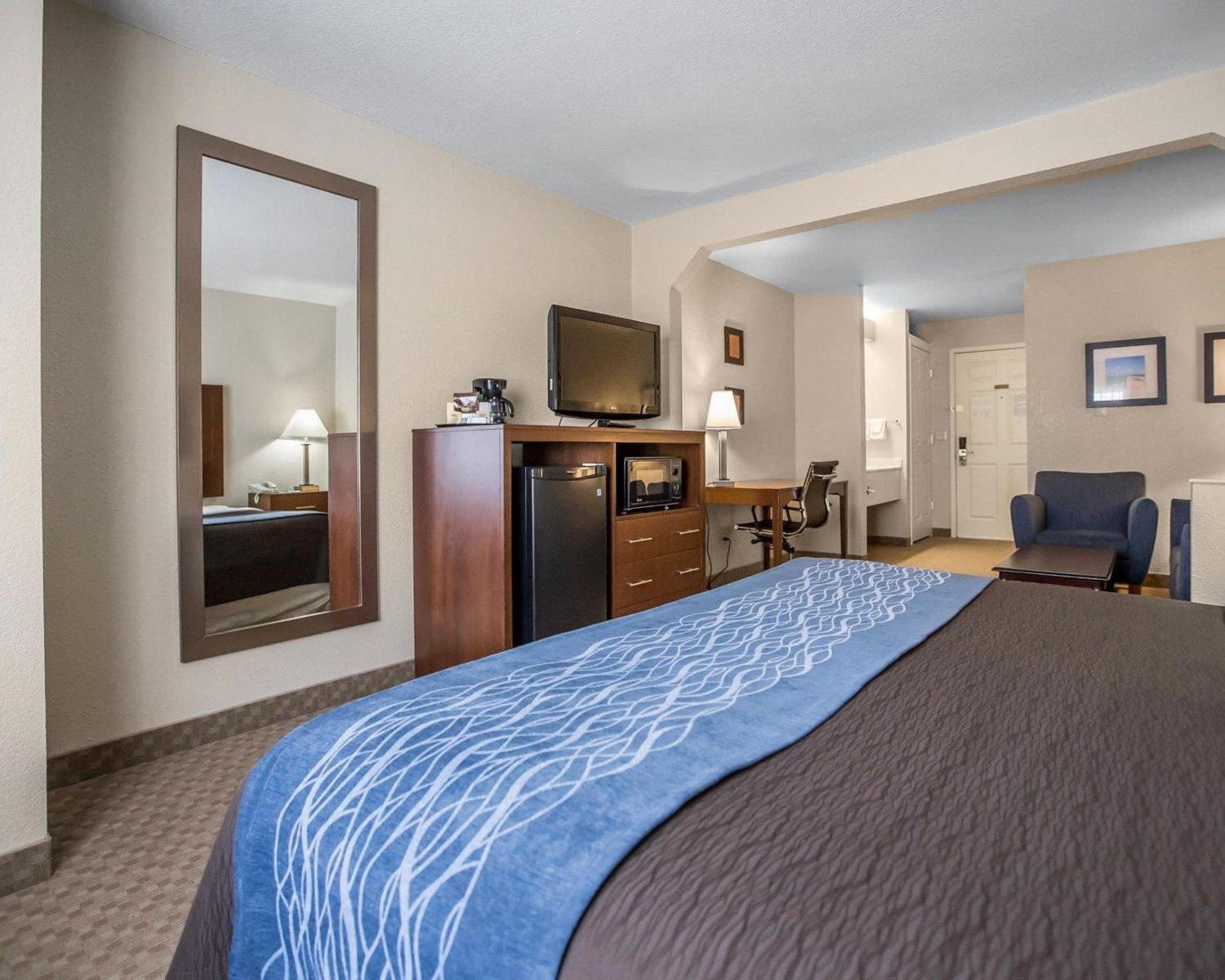 King Room - Non-Smoking - Photo 7