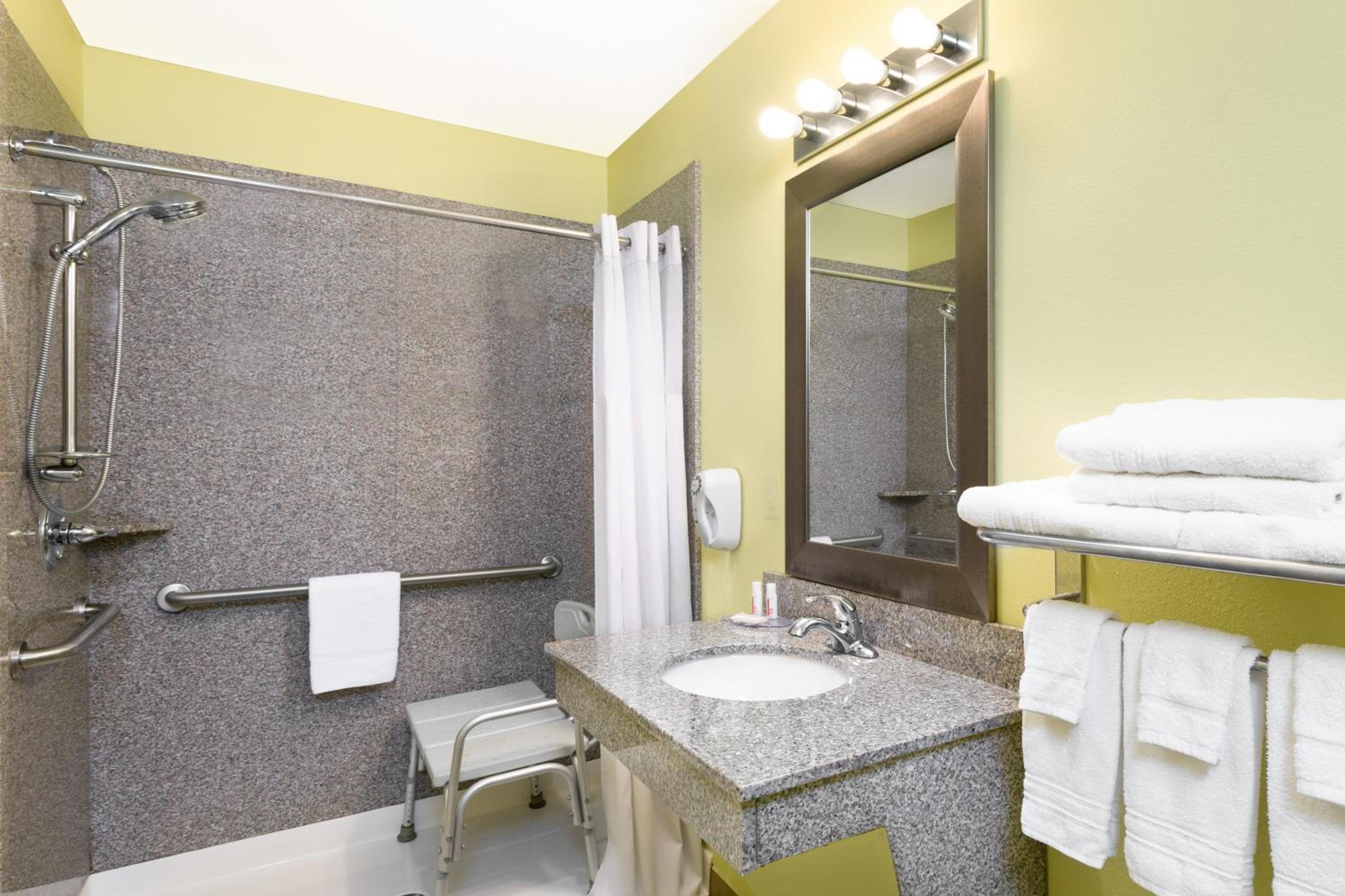 Queen Room - Disability Access- Non-Smoking - Photo 3