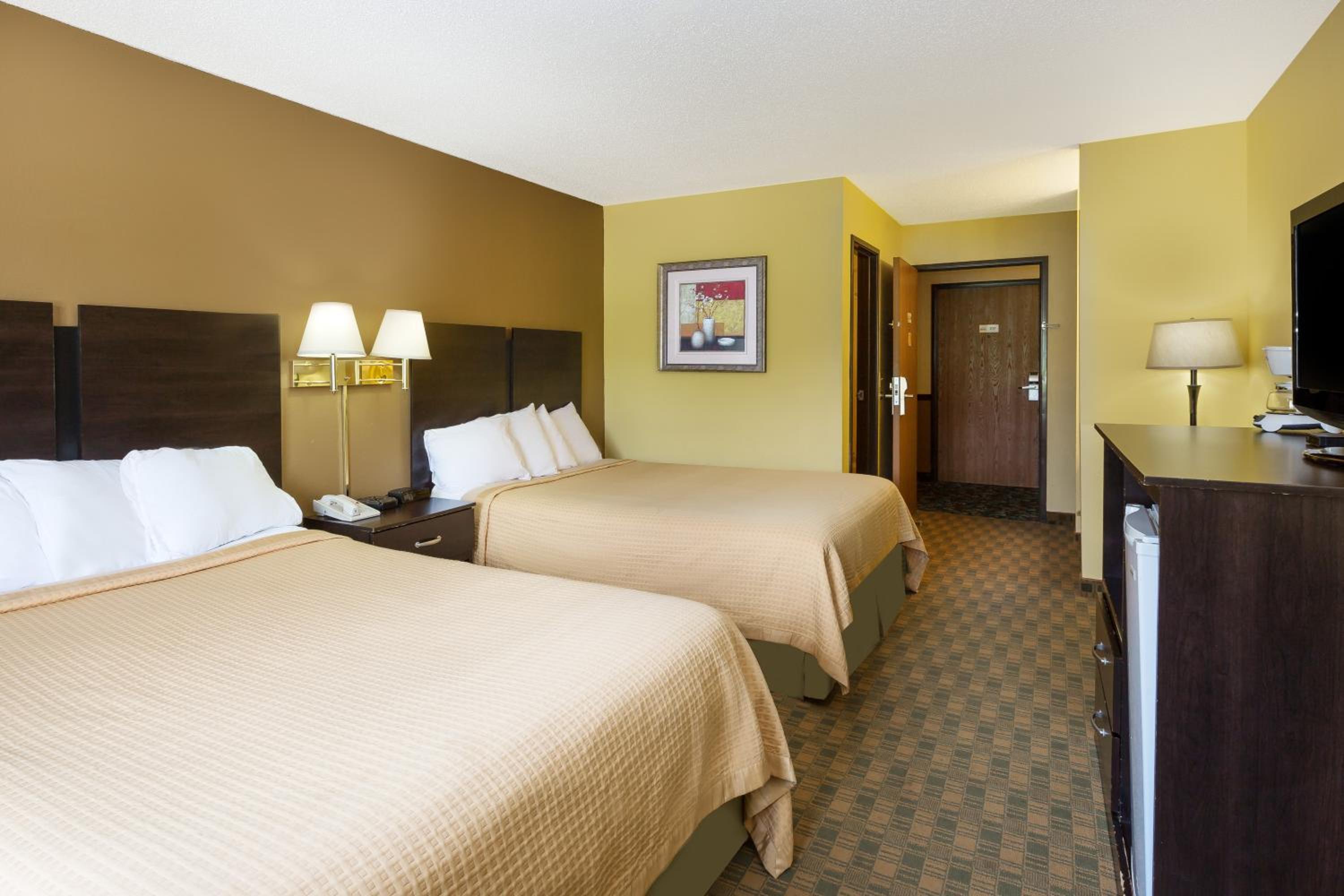 Queen Room with Two Queen Beds - Non-Smoking - Photo 2
