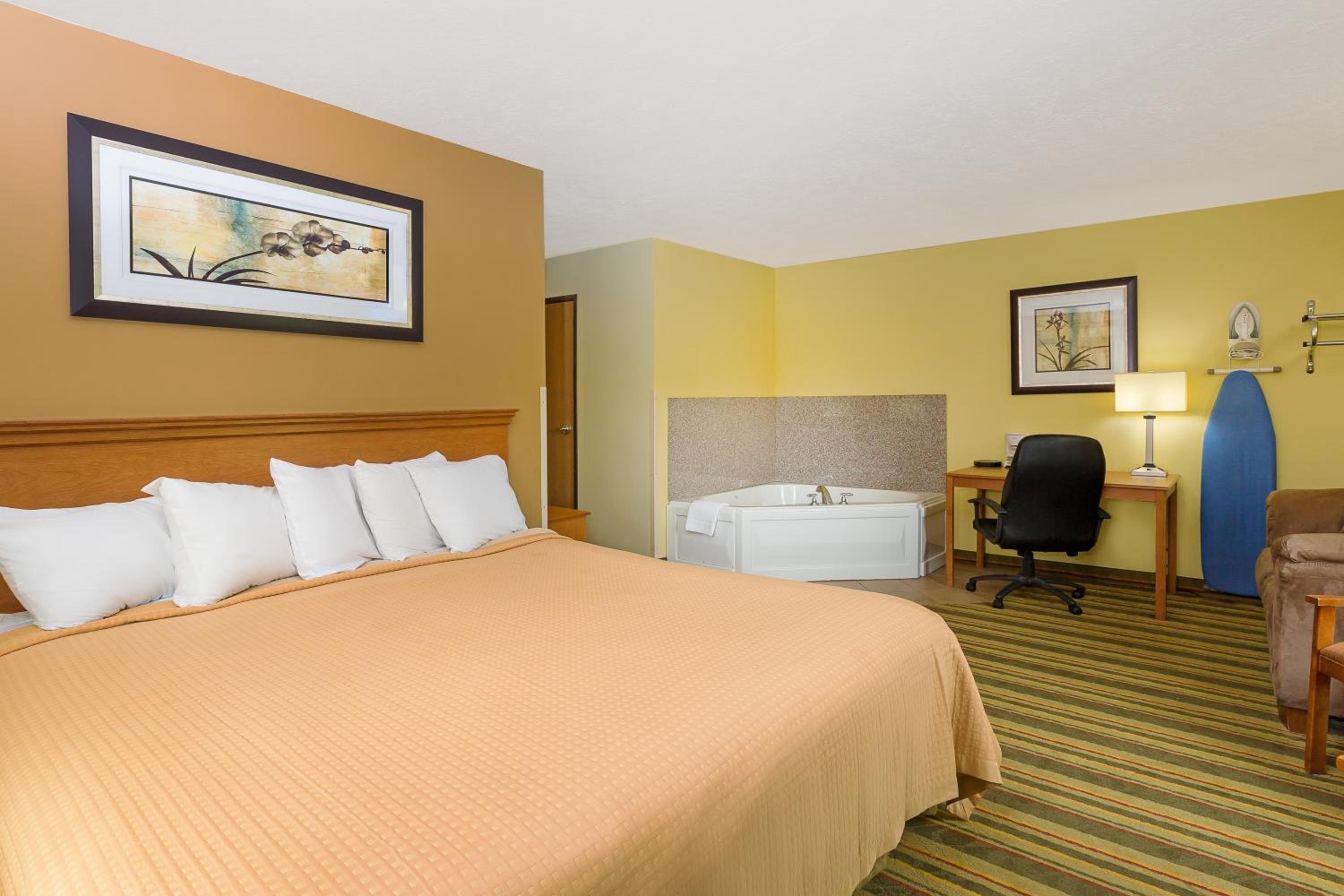1 King Bed, Studio Suite, Non-Smoking - Photo 1