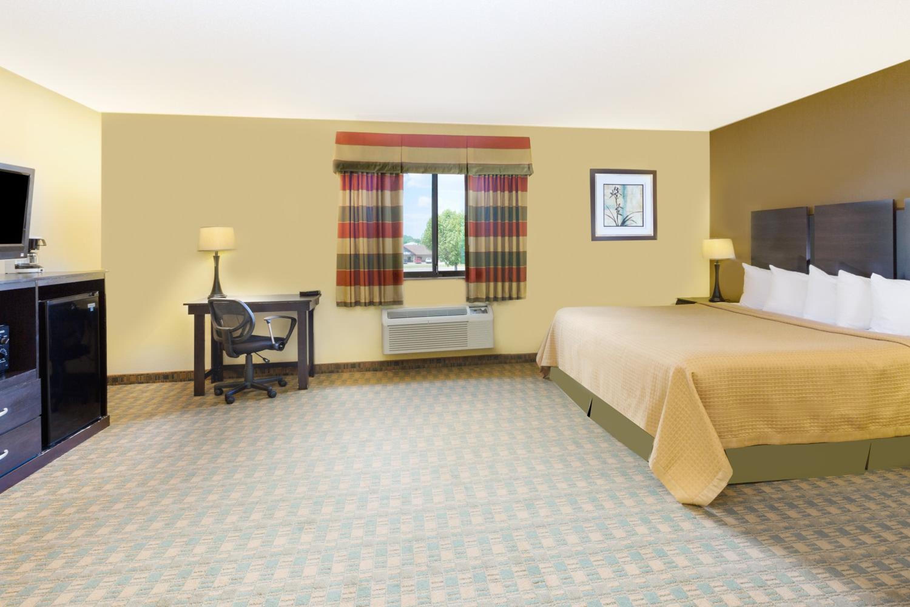 1 King Bed, Studio Suite, Non-Smoking - Photo 2