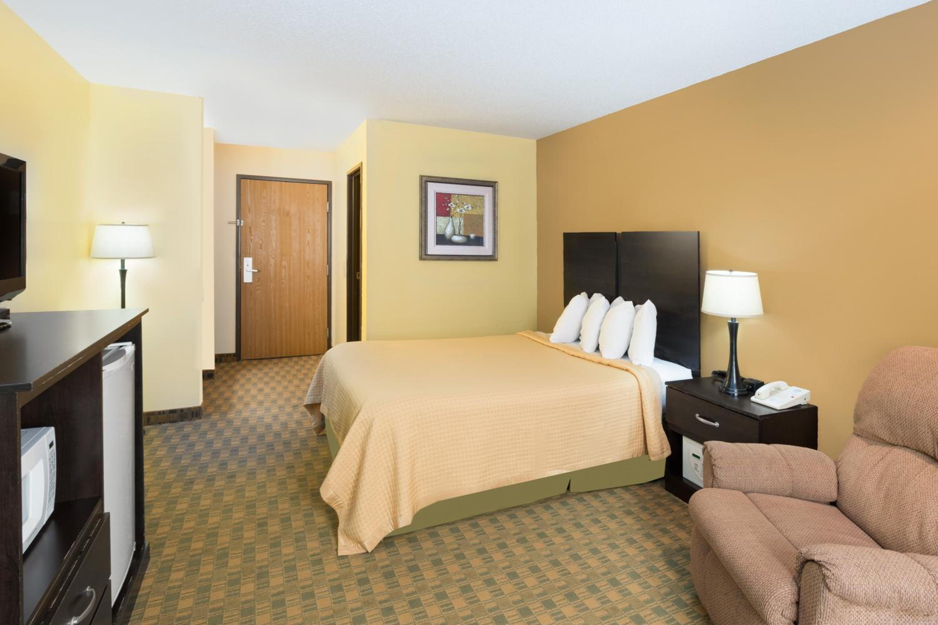 Queen Room - Non-Smoking - Photo 1