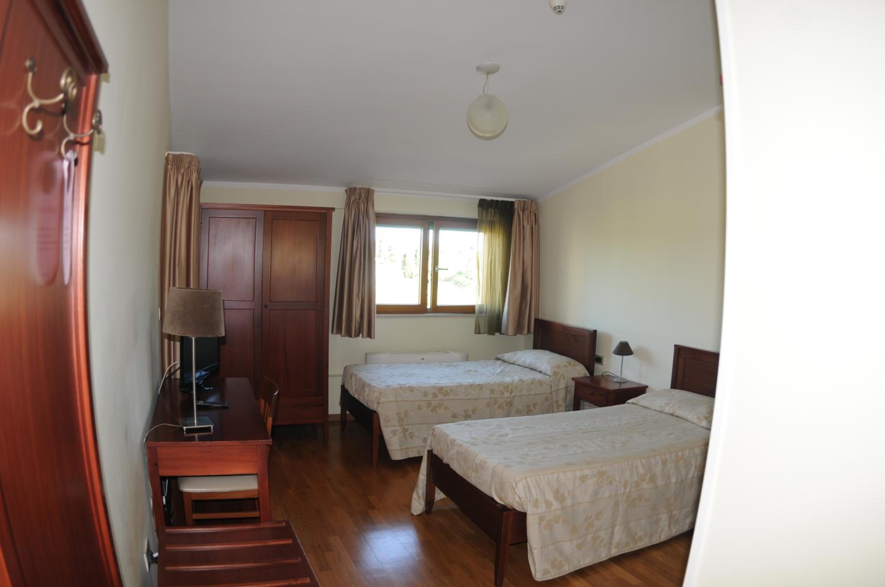 Budget Twin Room - Photo 5