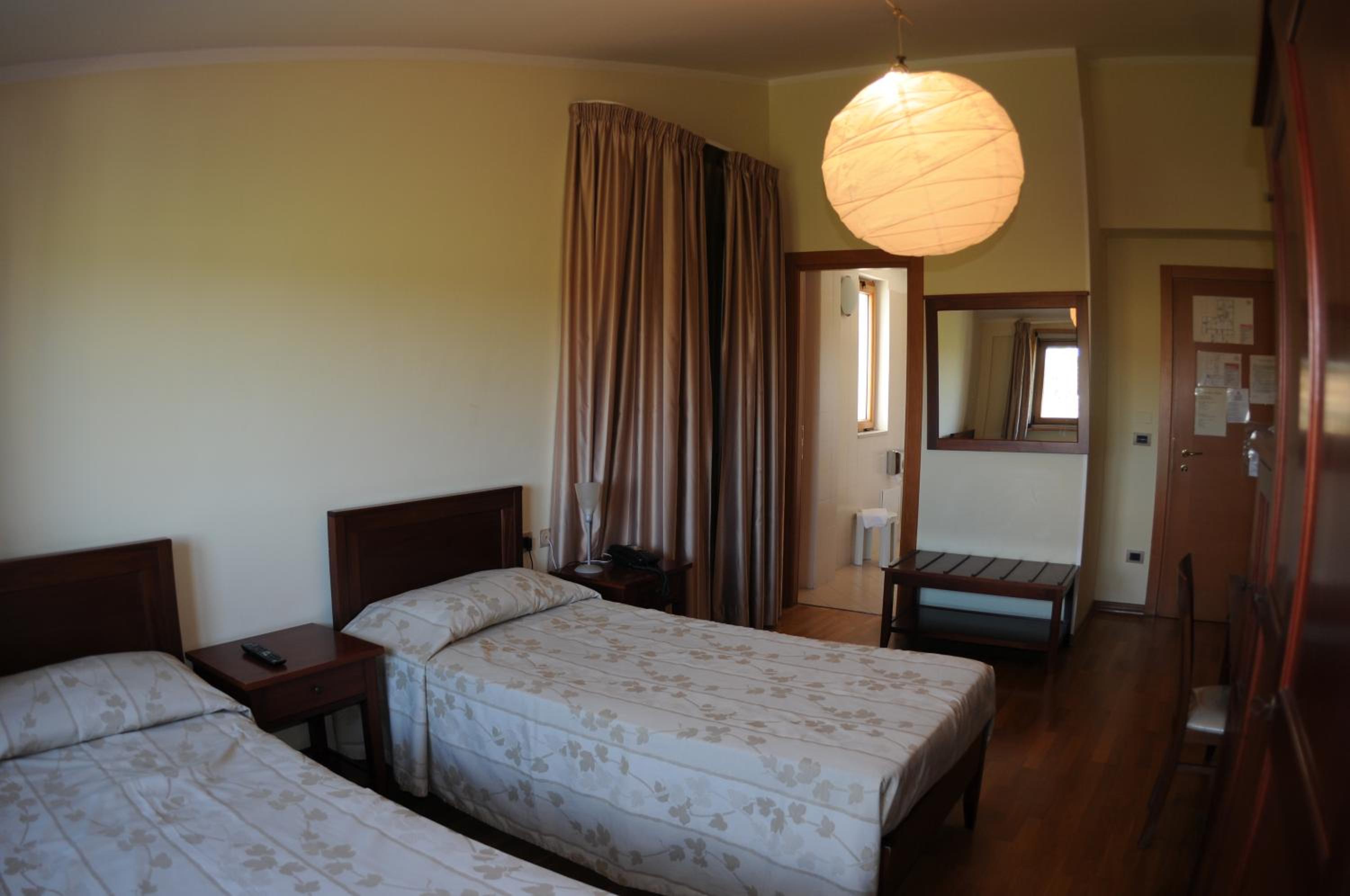 Budget Twin Room - Photo 4