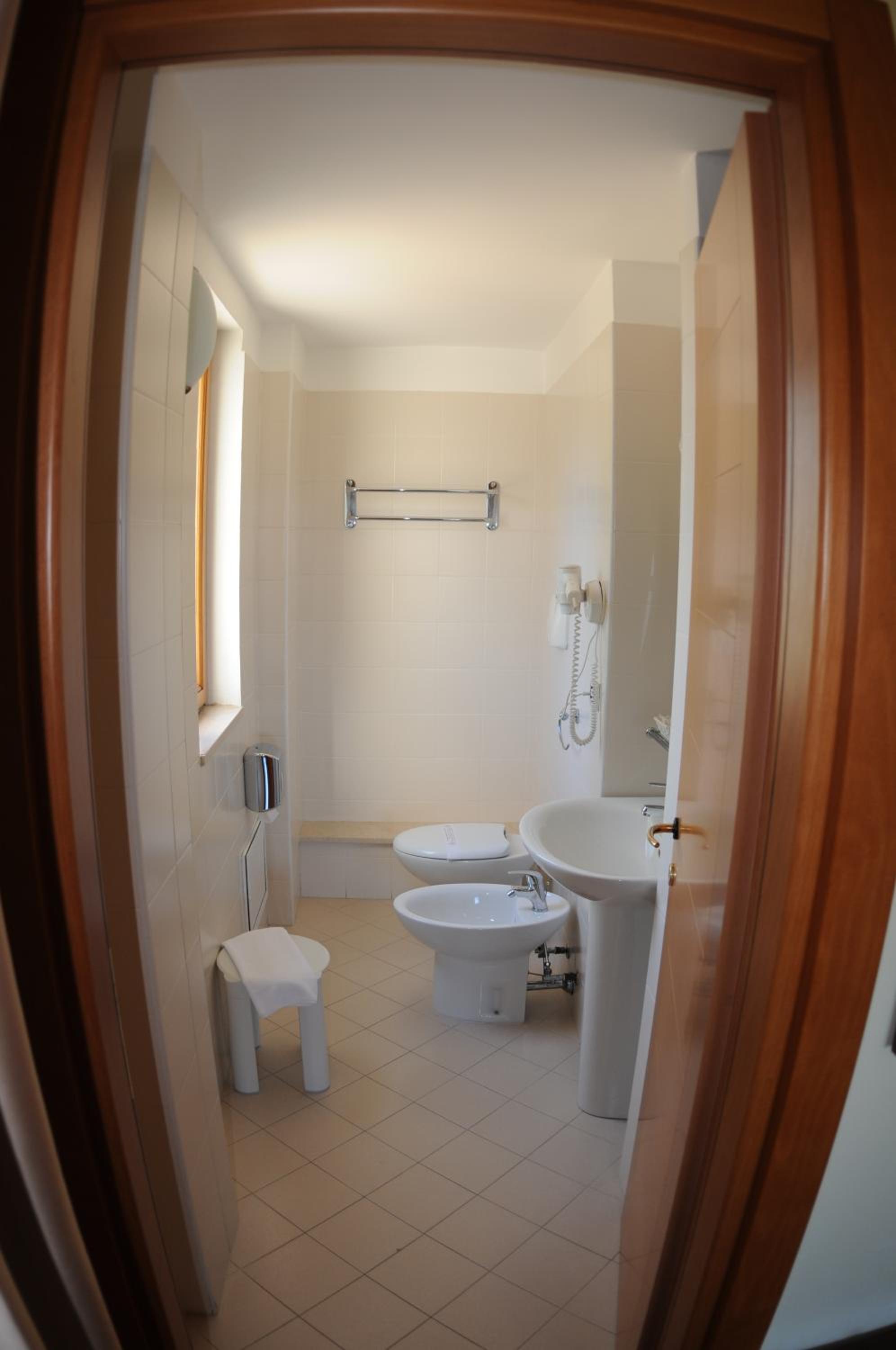 Budget Twin Room - Photo 3
