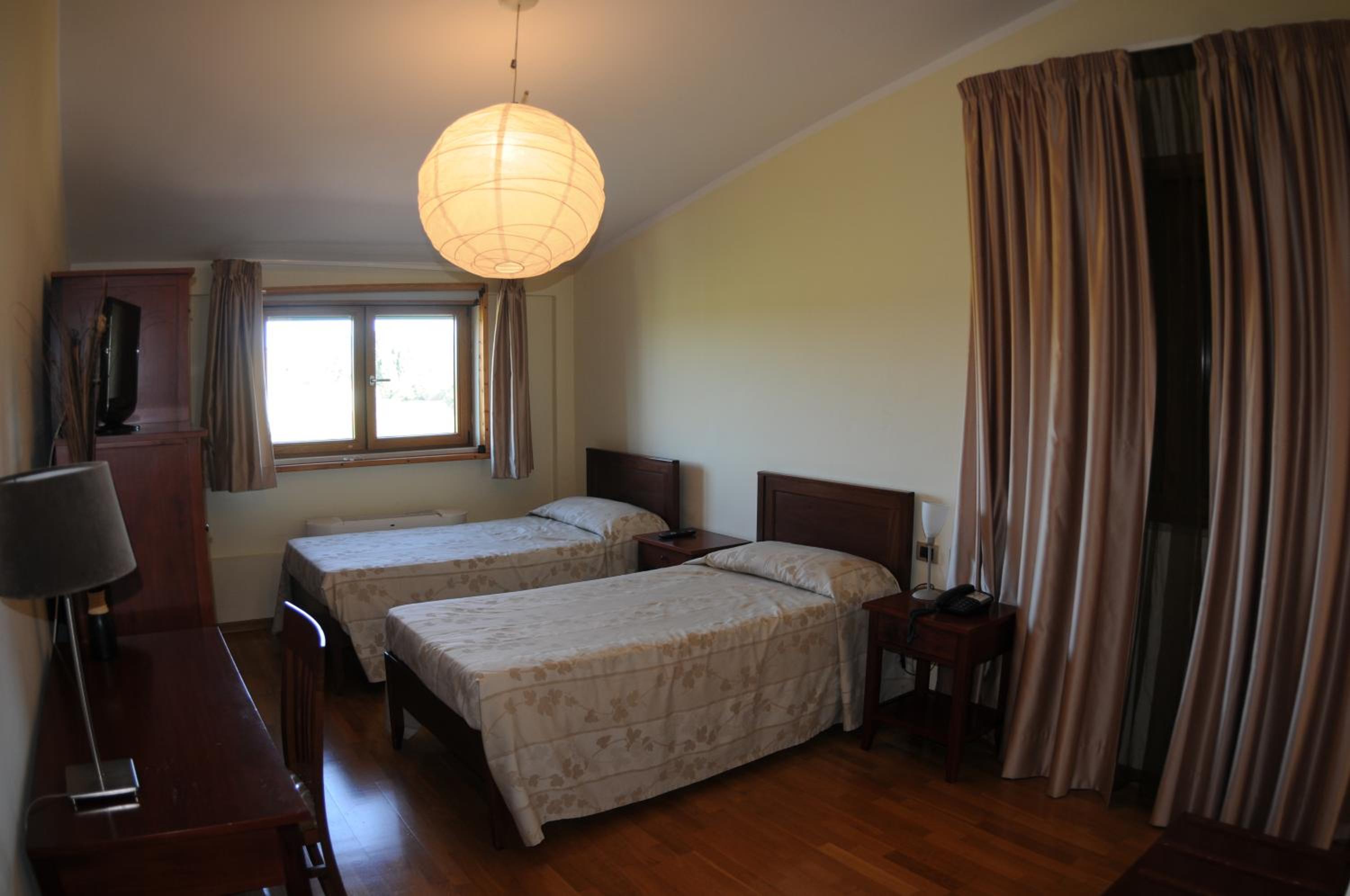 Budget Twin Room - Photo 2