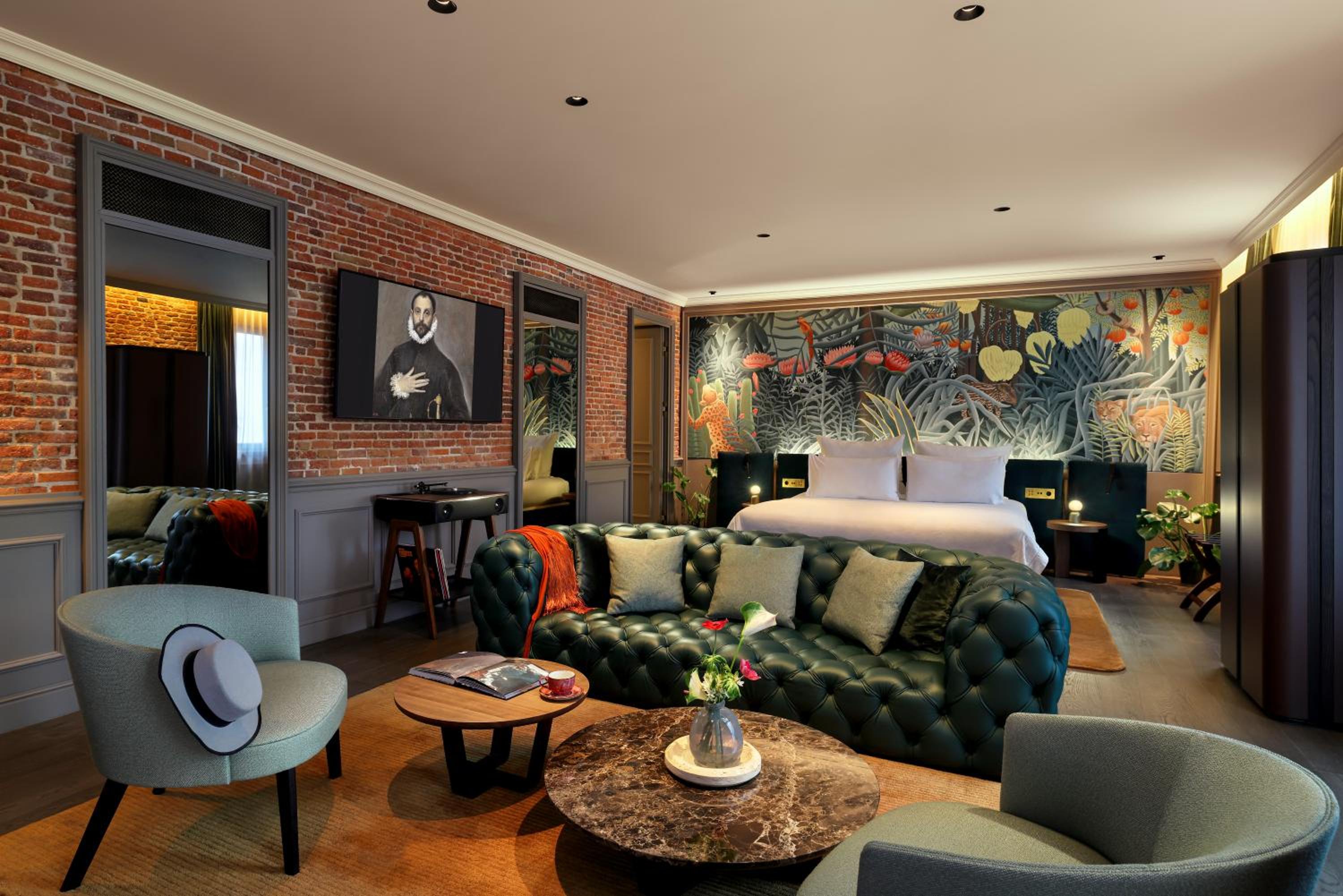 Superior Suite with City View photo 2