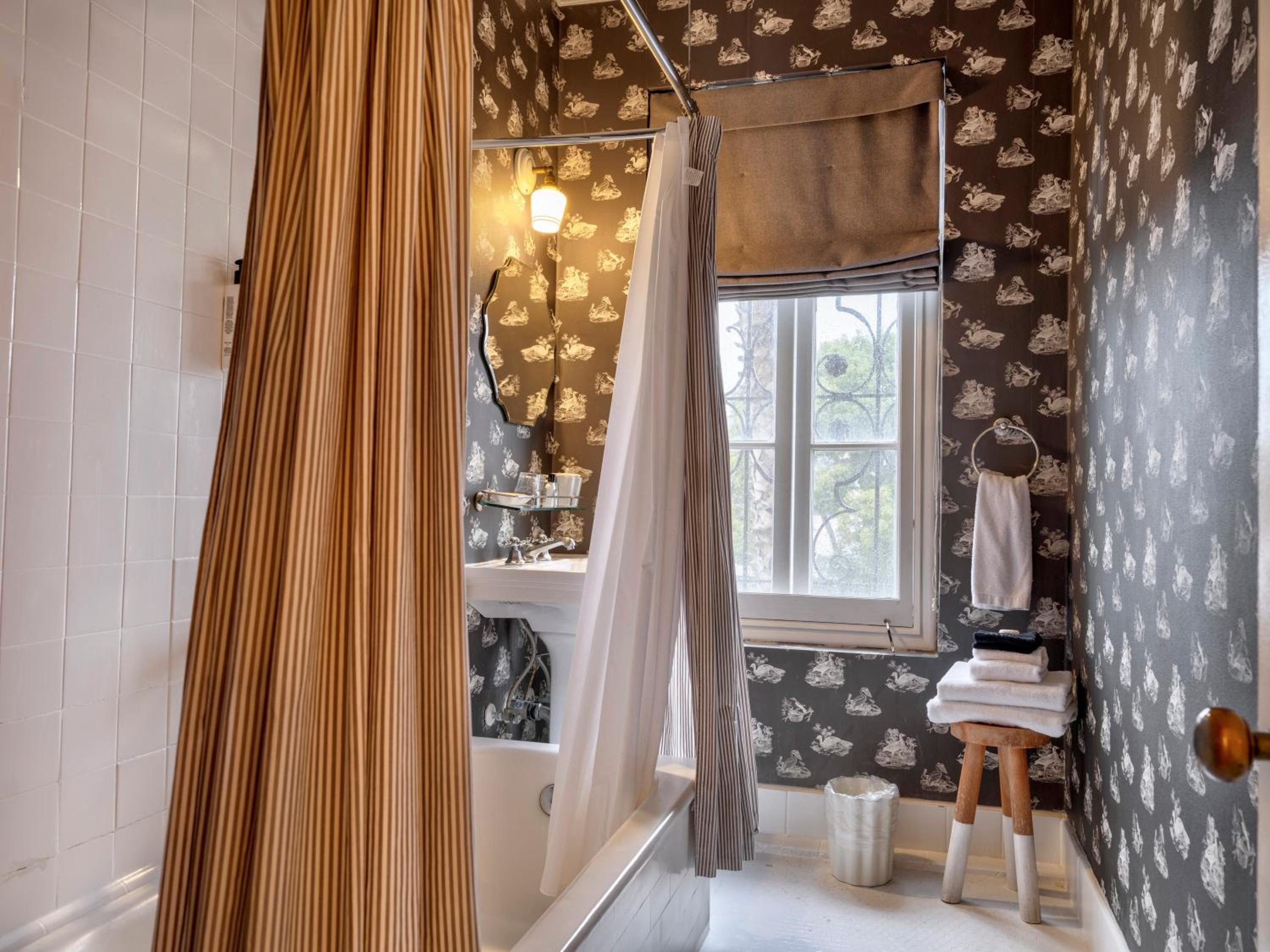 Grand Studio Residence with Queen Bed photo 3
