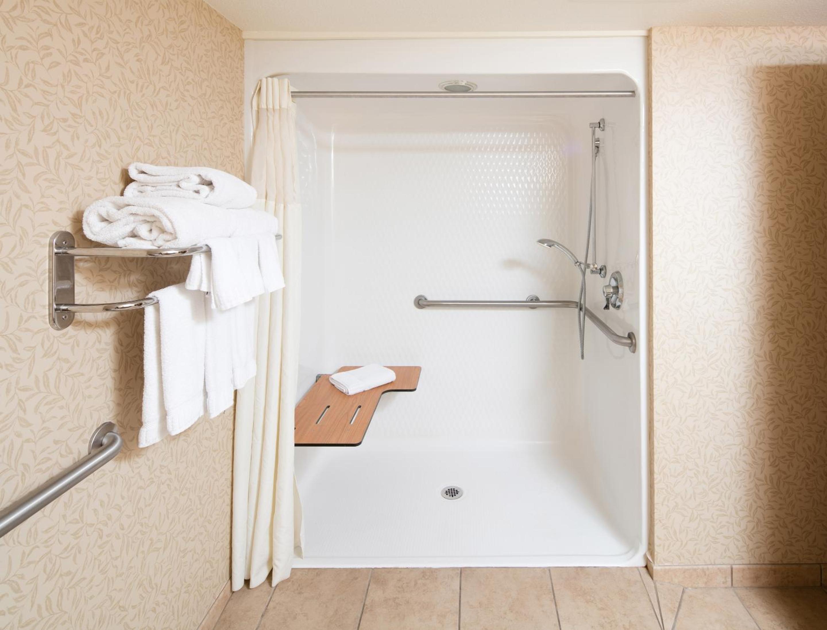 King Room with Roll-In Shower - Disability Access - Photo 2