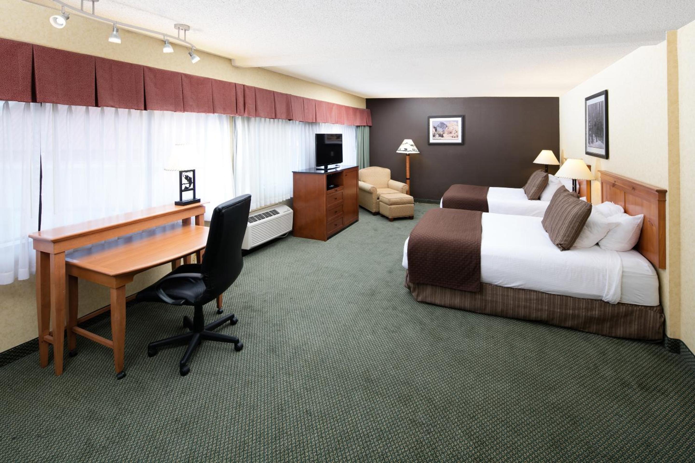 Standard Queen Room with Two Queen Beds - Photo 3