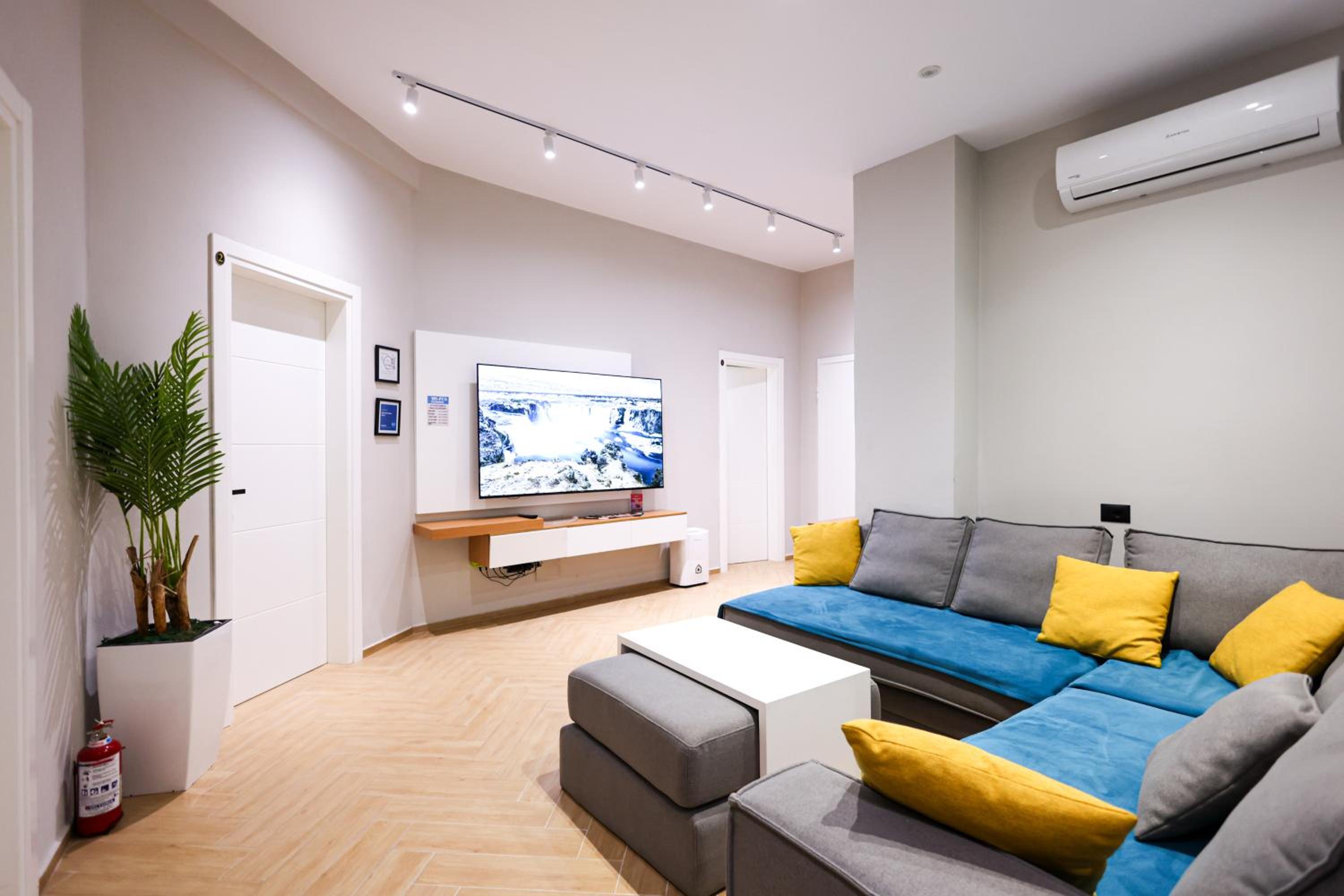 Five-Bedroom House photo 3