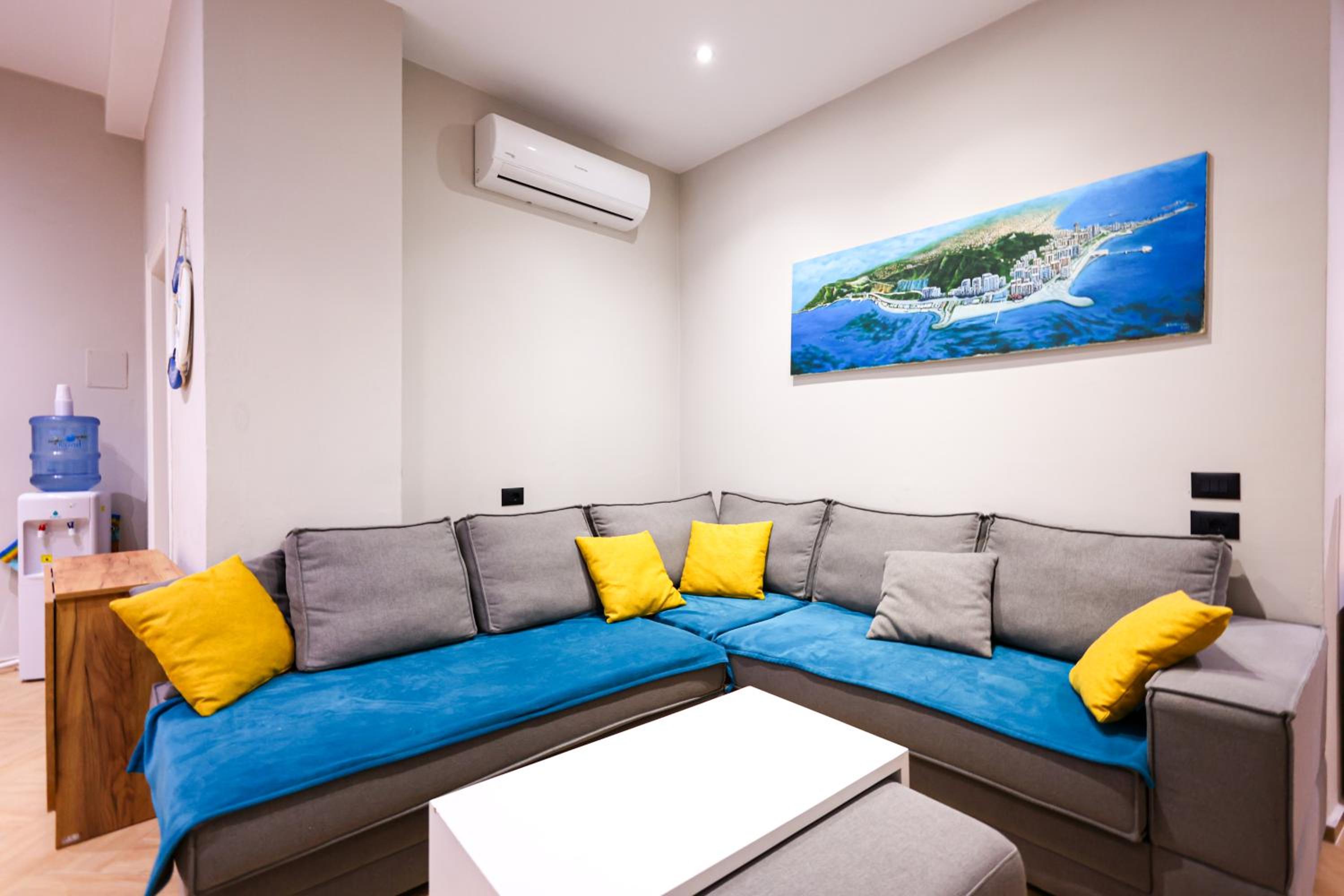 Five-Bedroom House photo 2