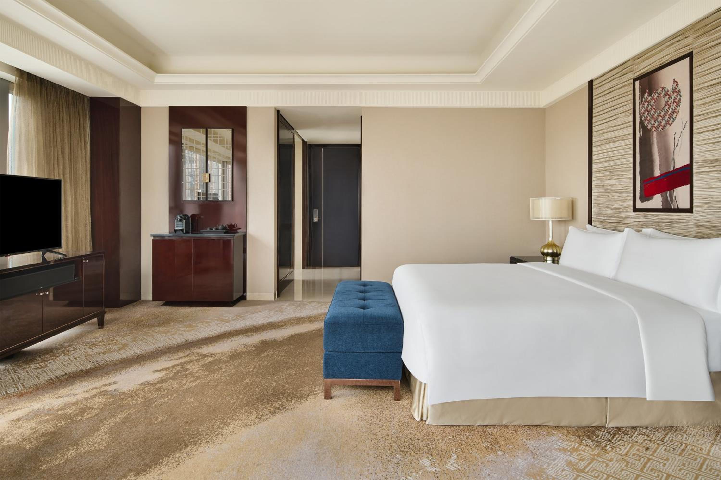 Grand King Room - High Floor/Lounge Access