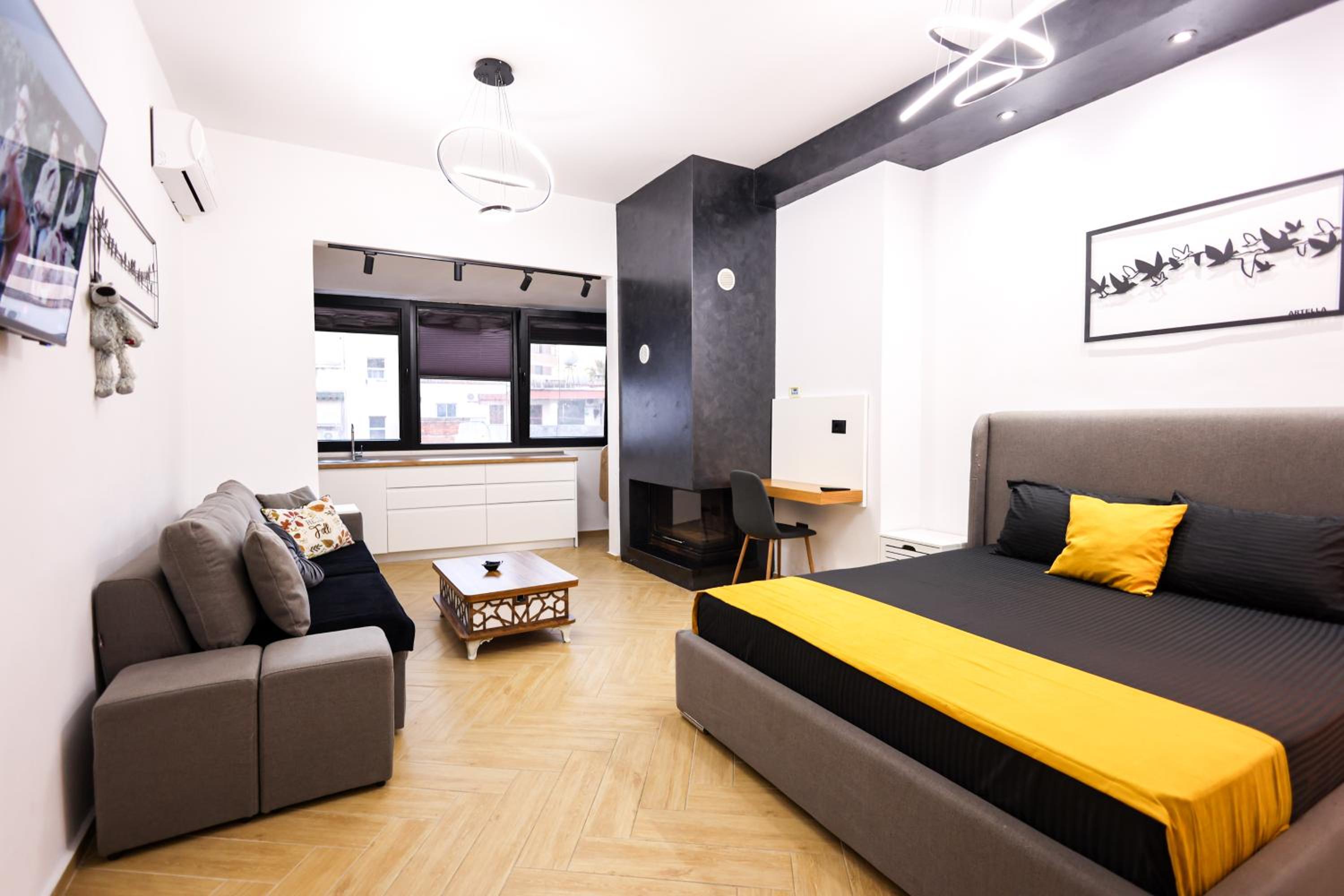 Five-Bedroom House photo 1