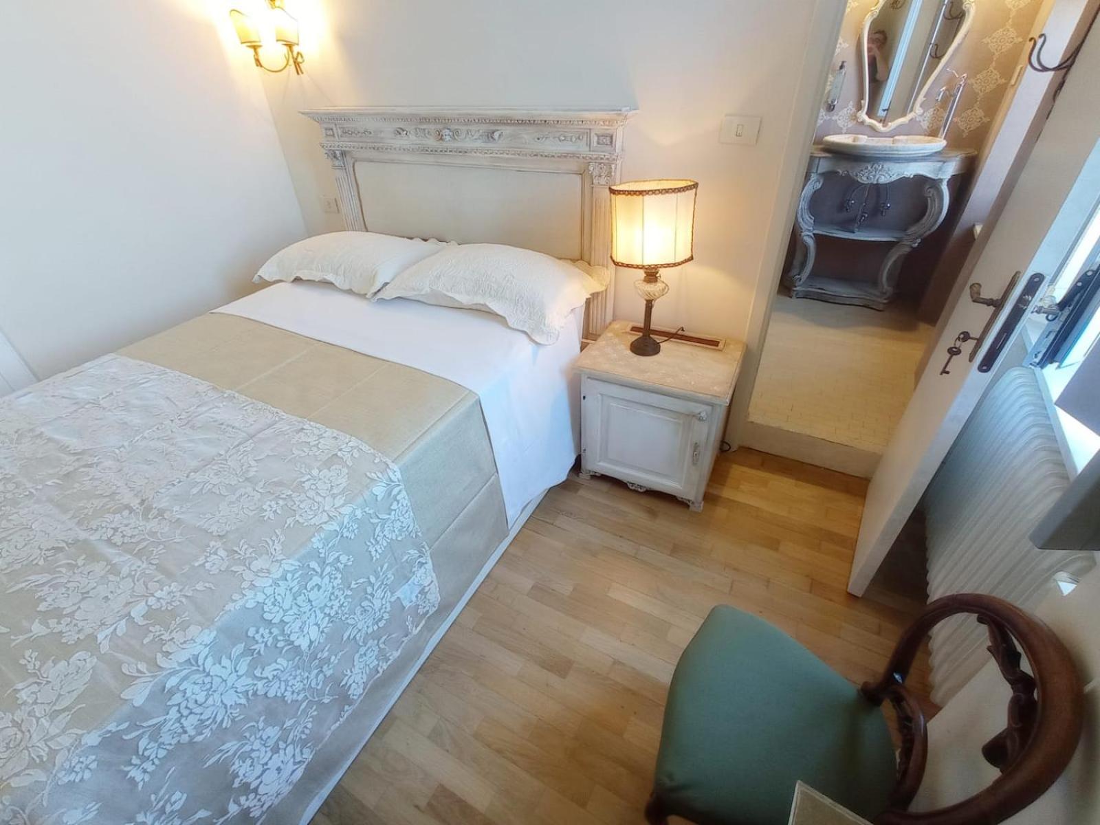 Double Room - Photo 8