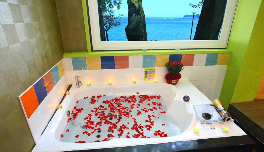 Studio with Spa Bath photo 2